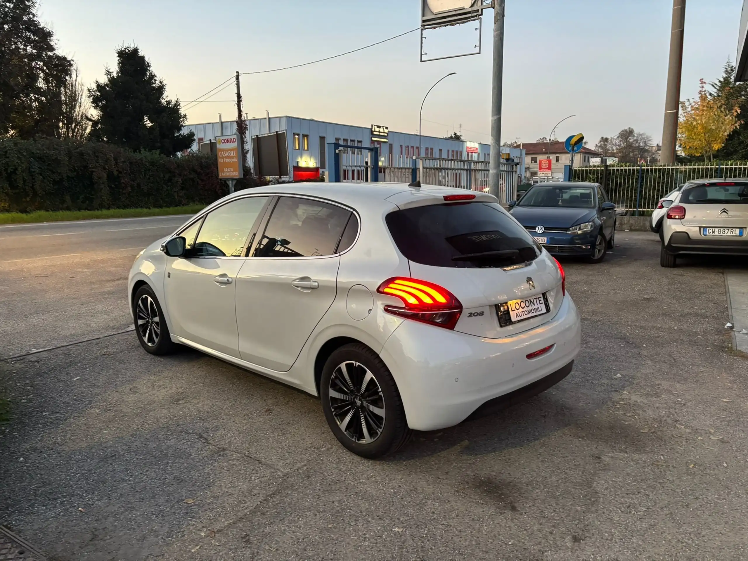 Peugeot - 208