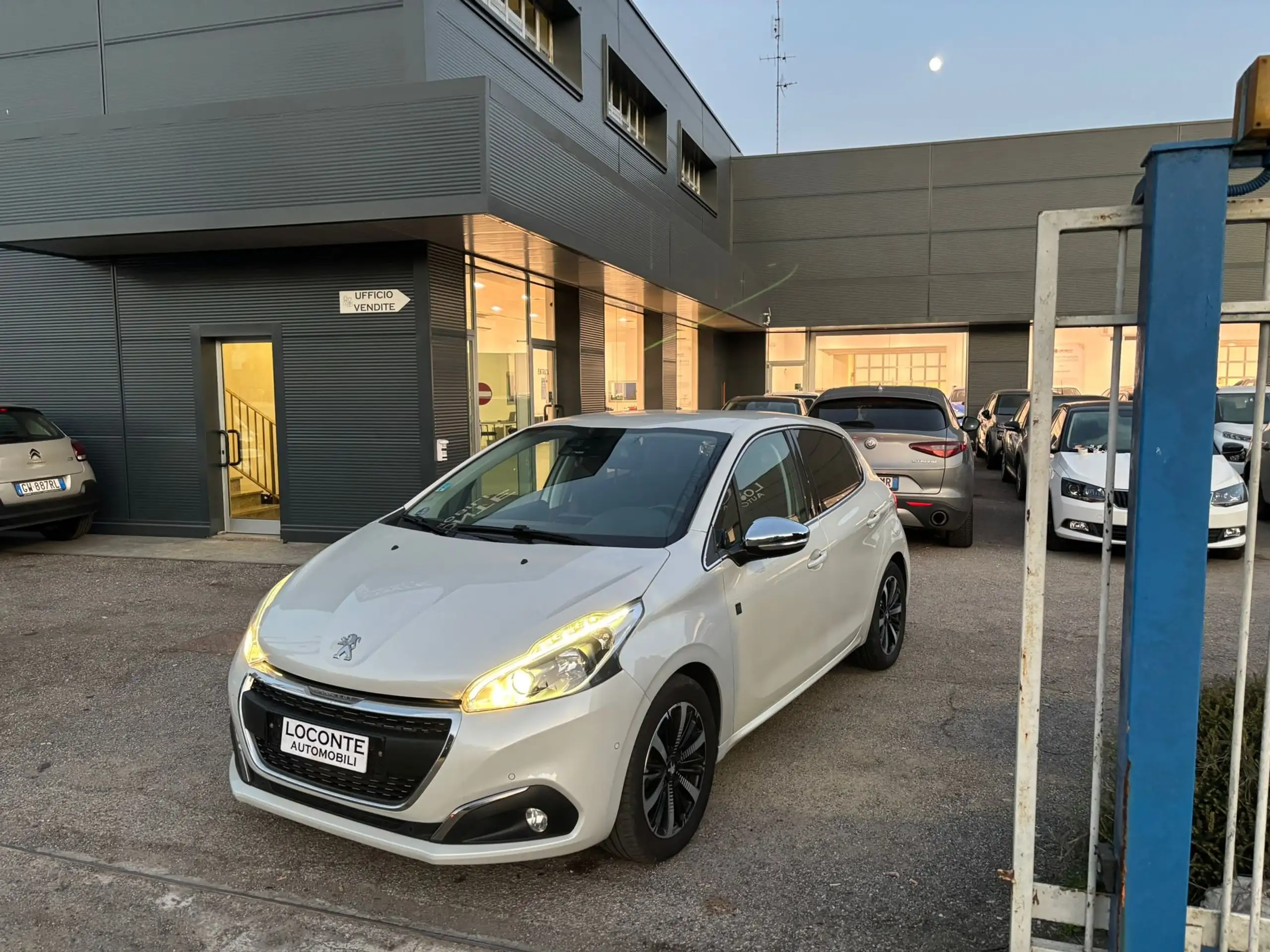 Peugeot - 208