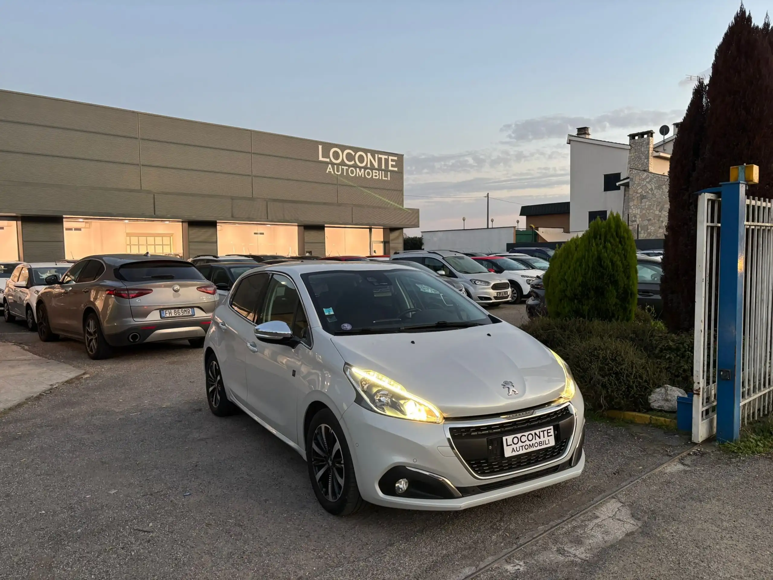 Peugeot - 208