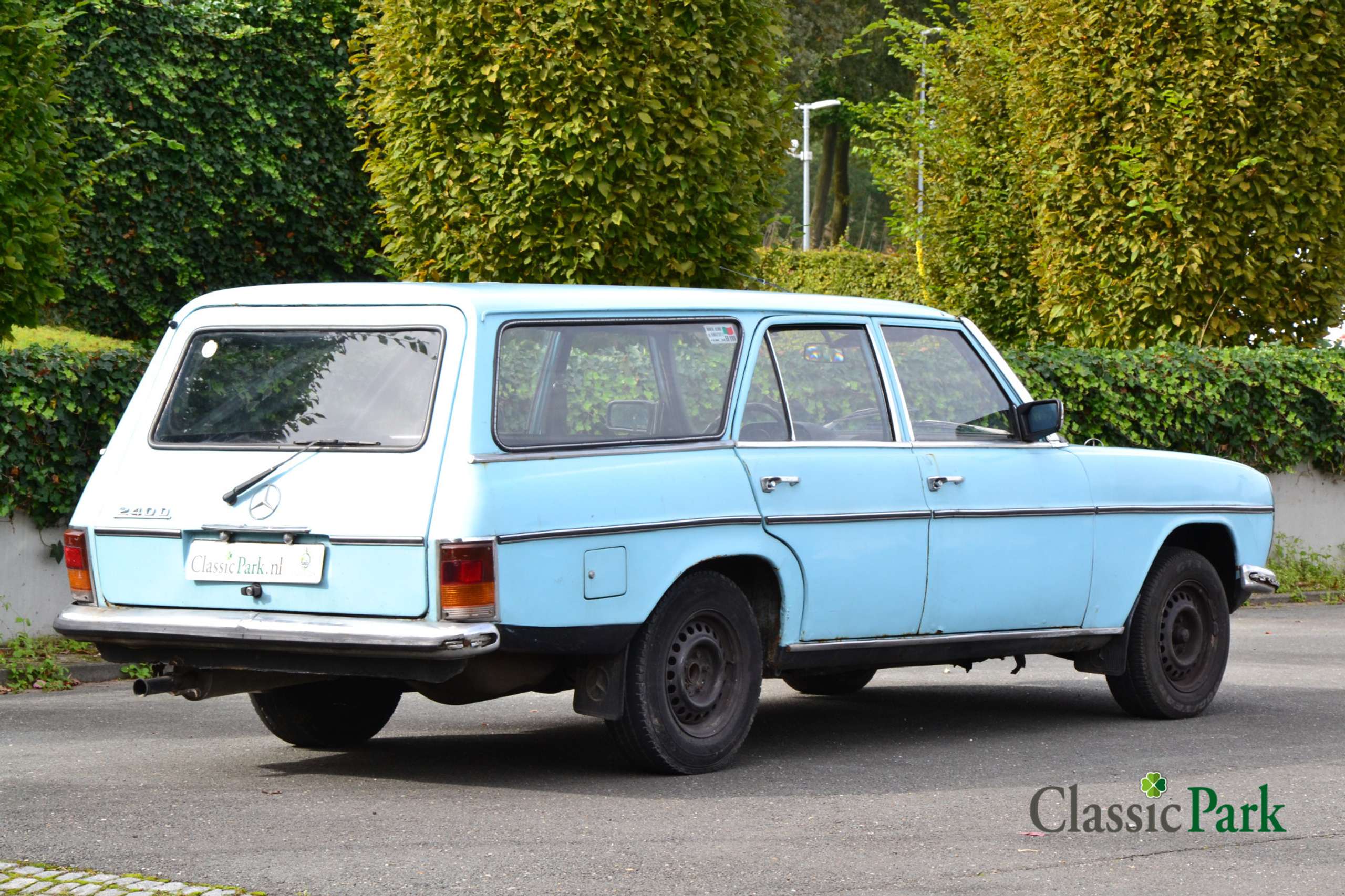 Mercedes-Benz - 220