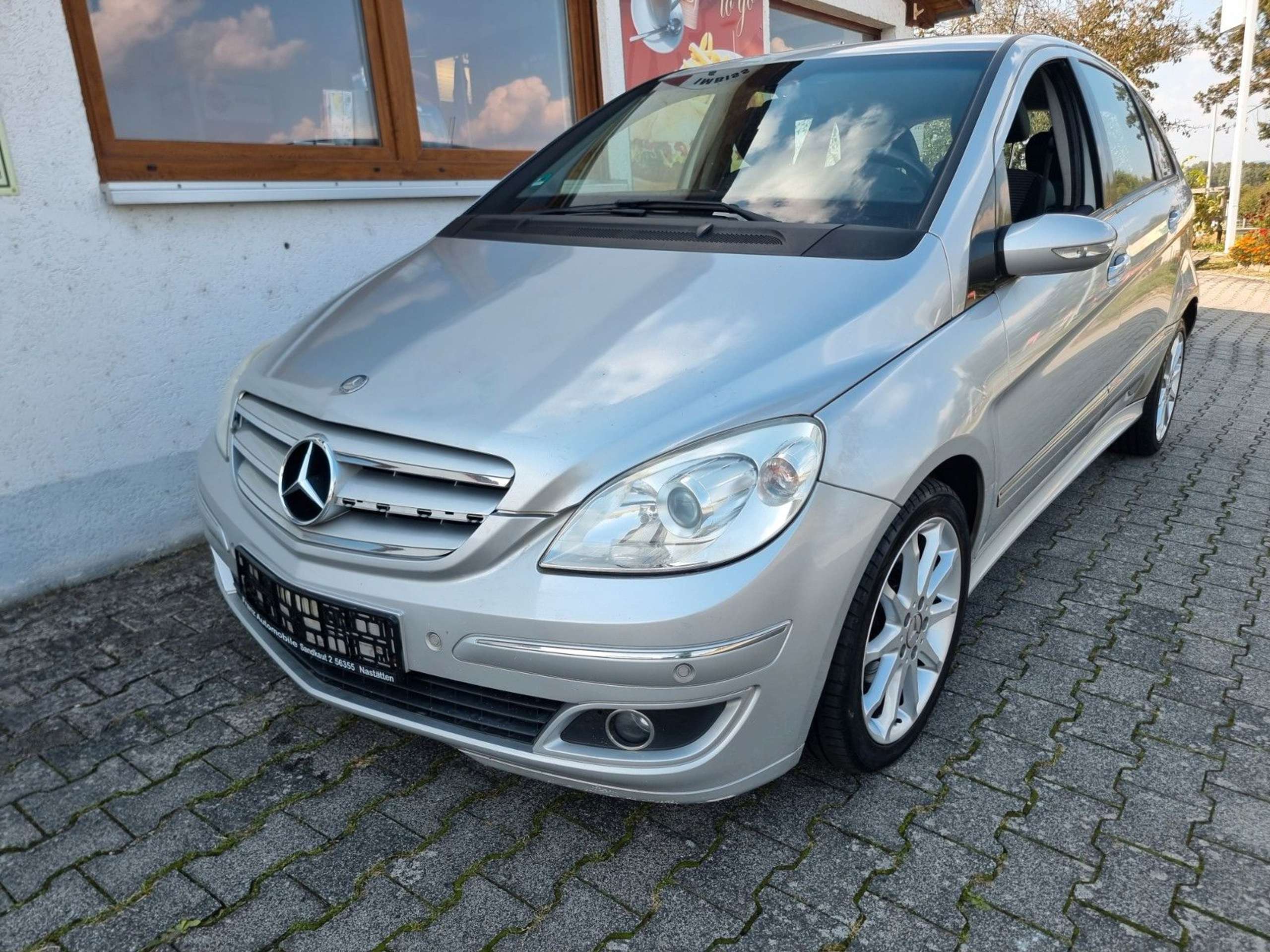 Mercedes-Benz - B 200