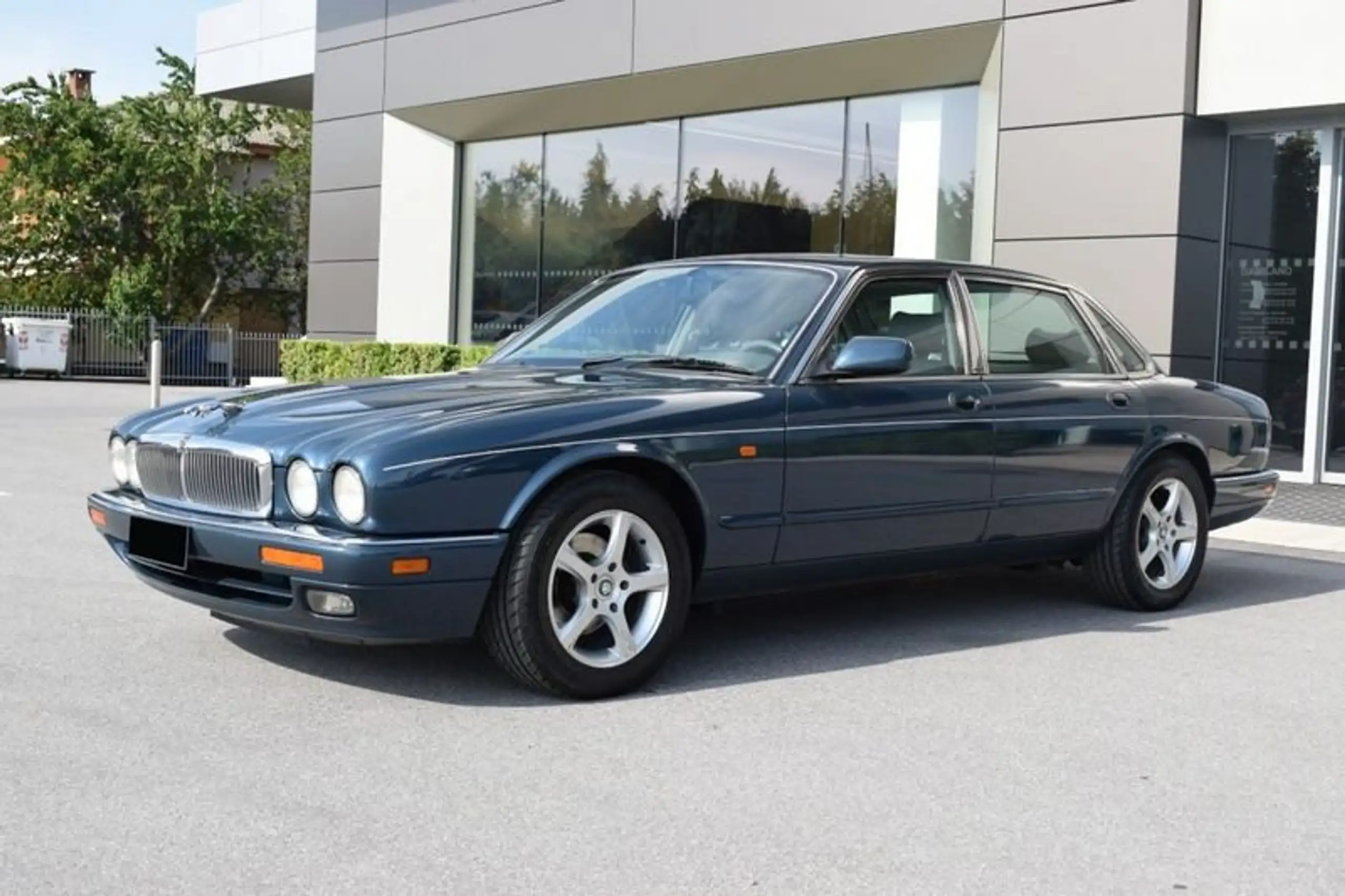 Jaguar - XJ6