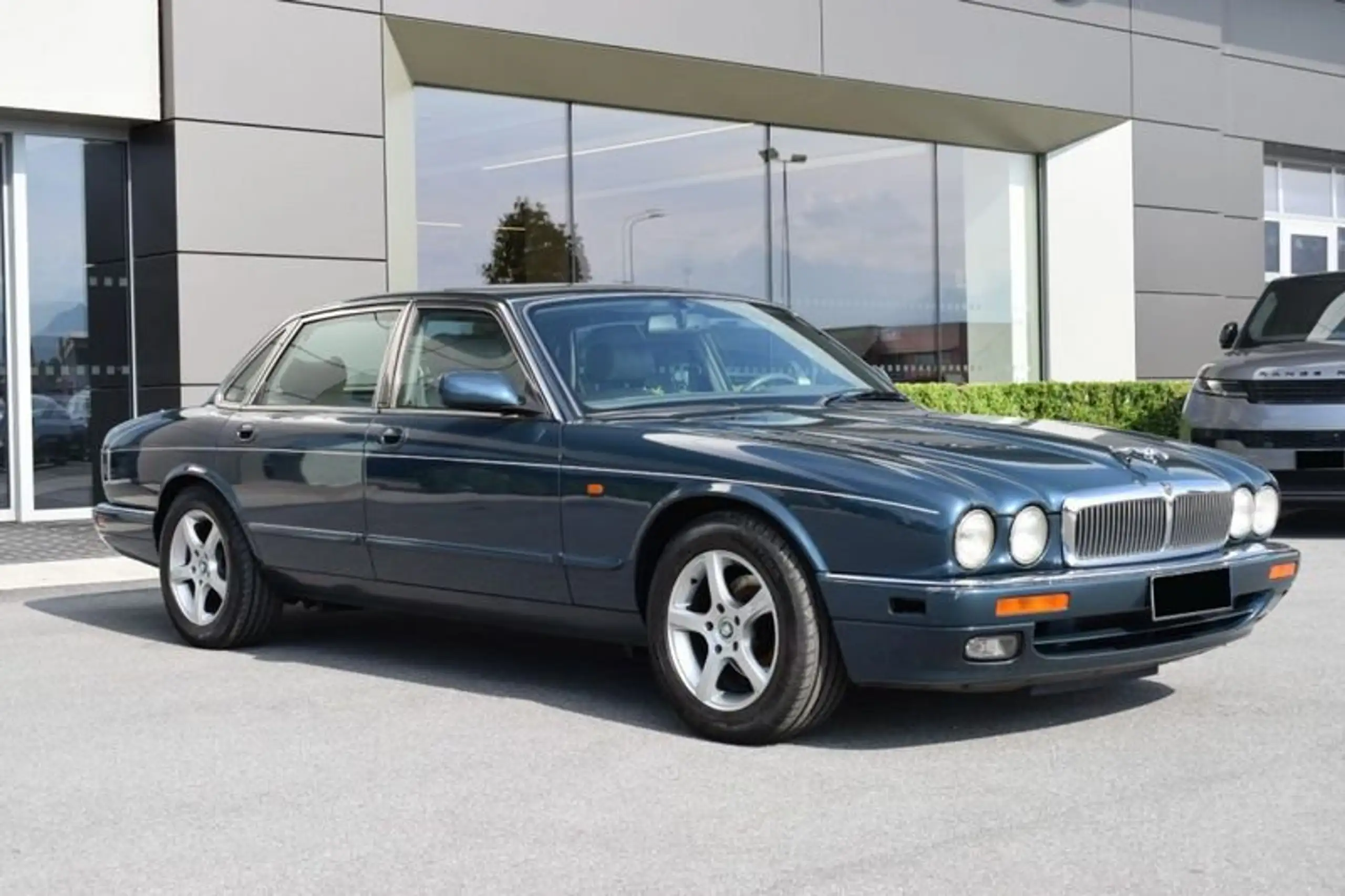 Jaguar - XJ6