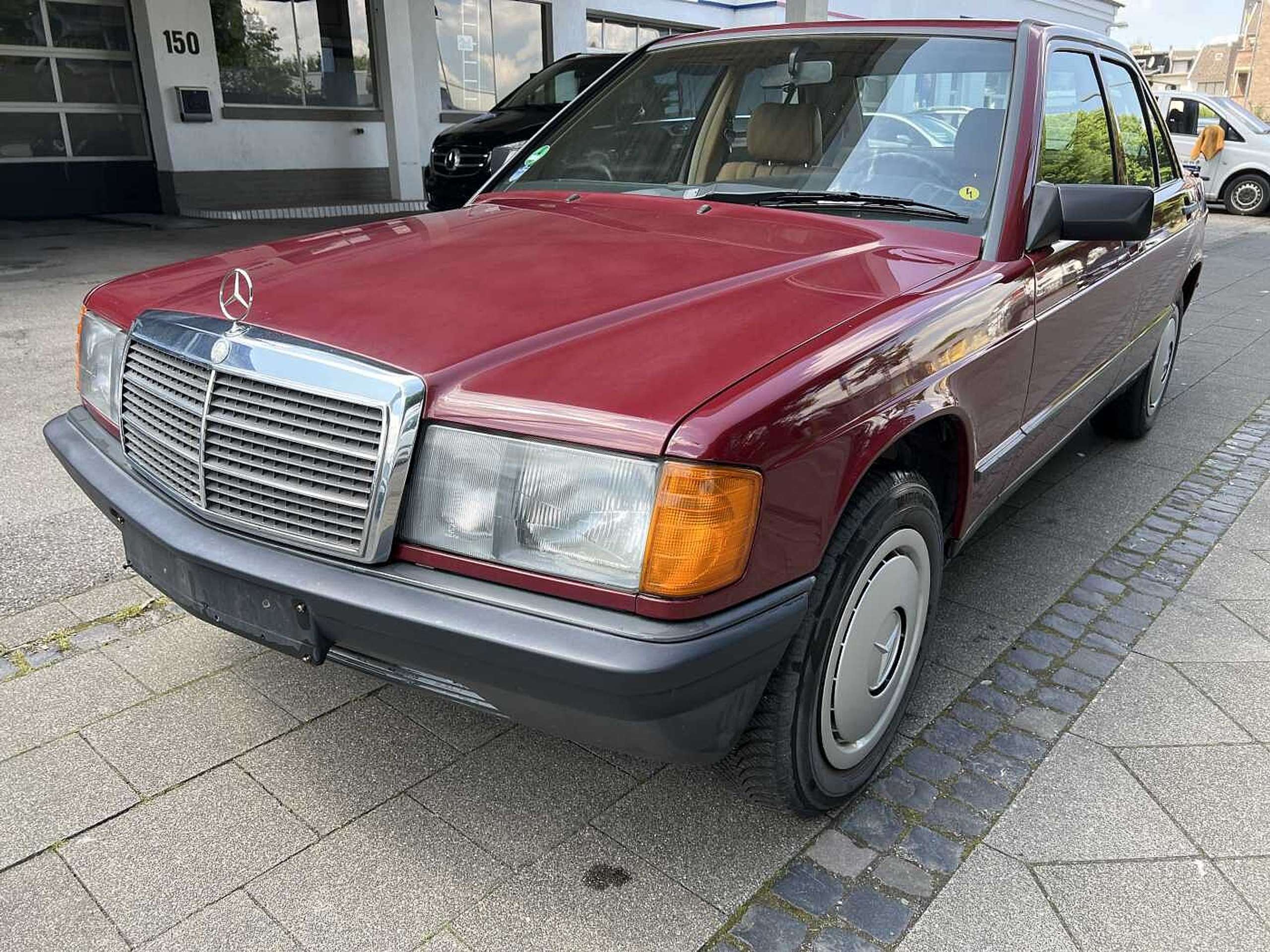 Mercedes-Benz - 190