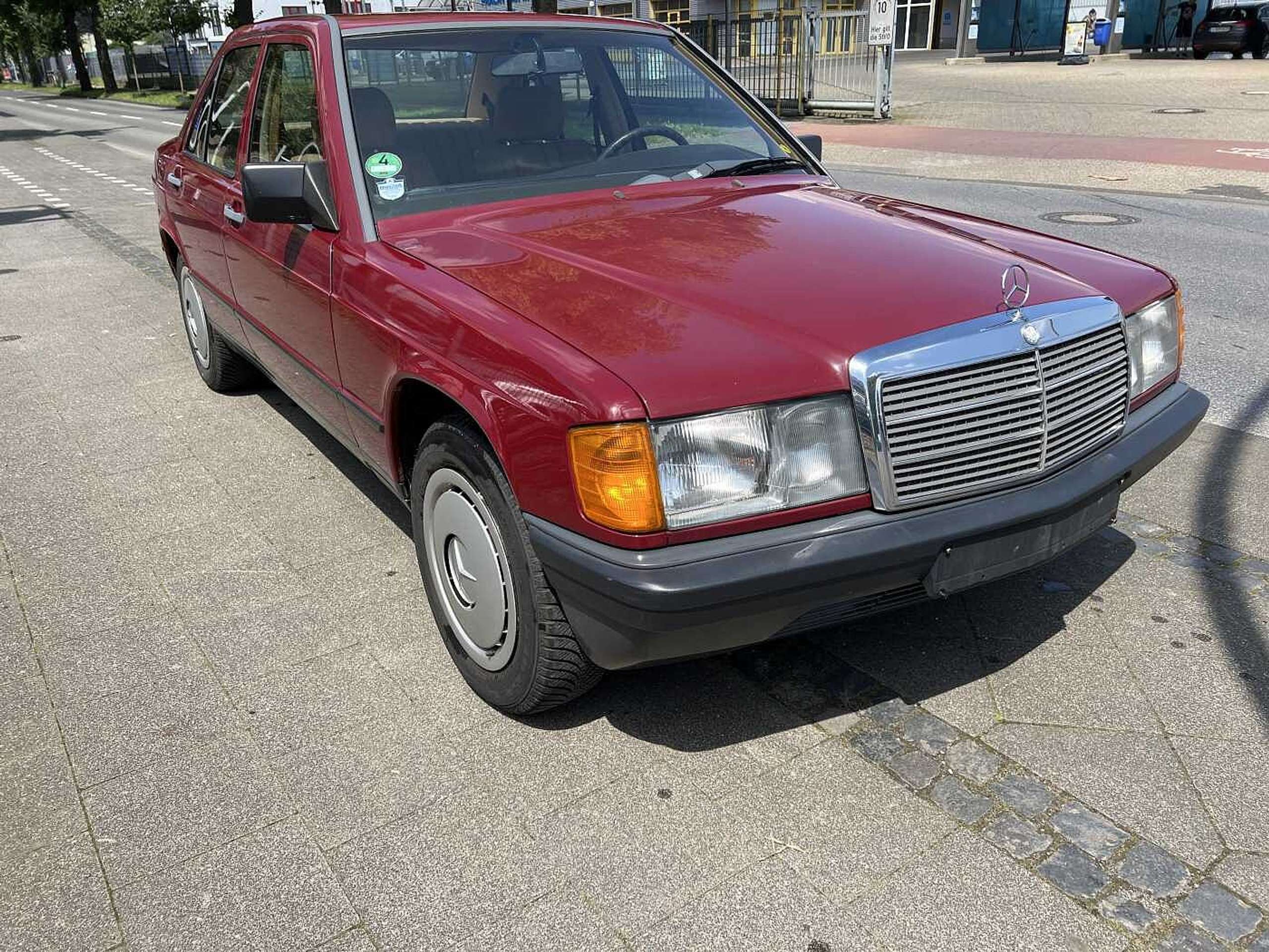 Mercedes-Benz - 190