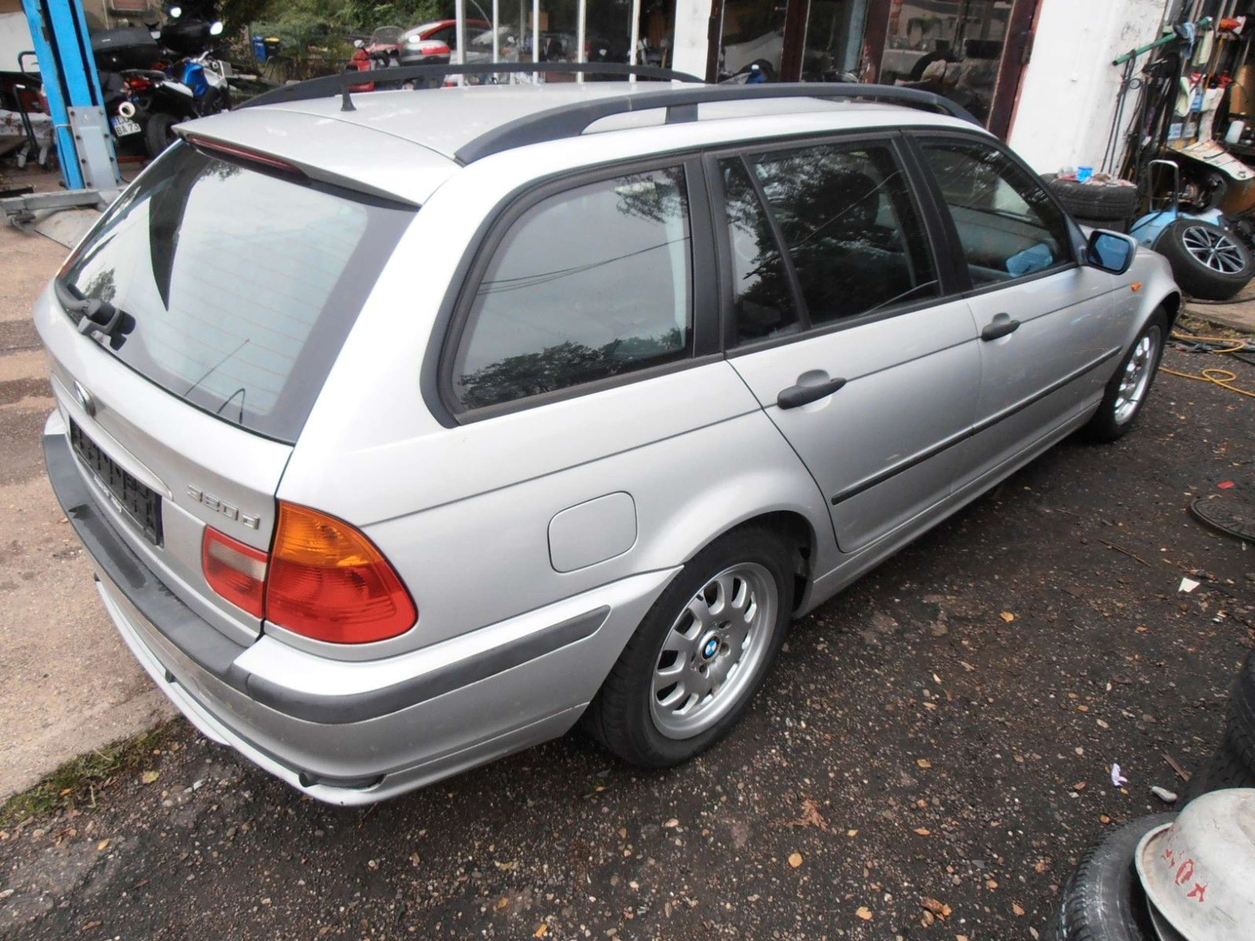 BMW - 320