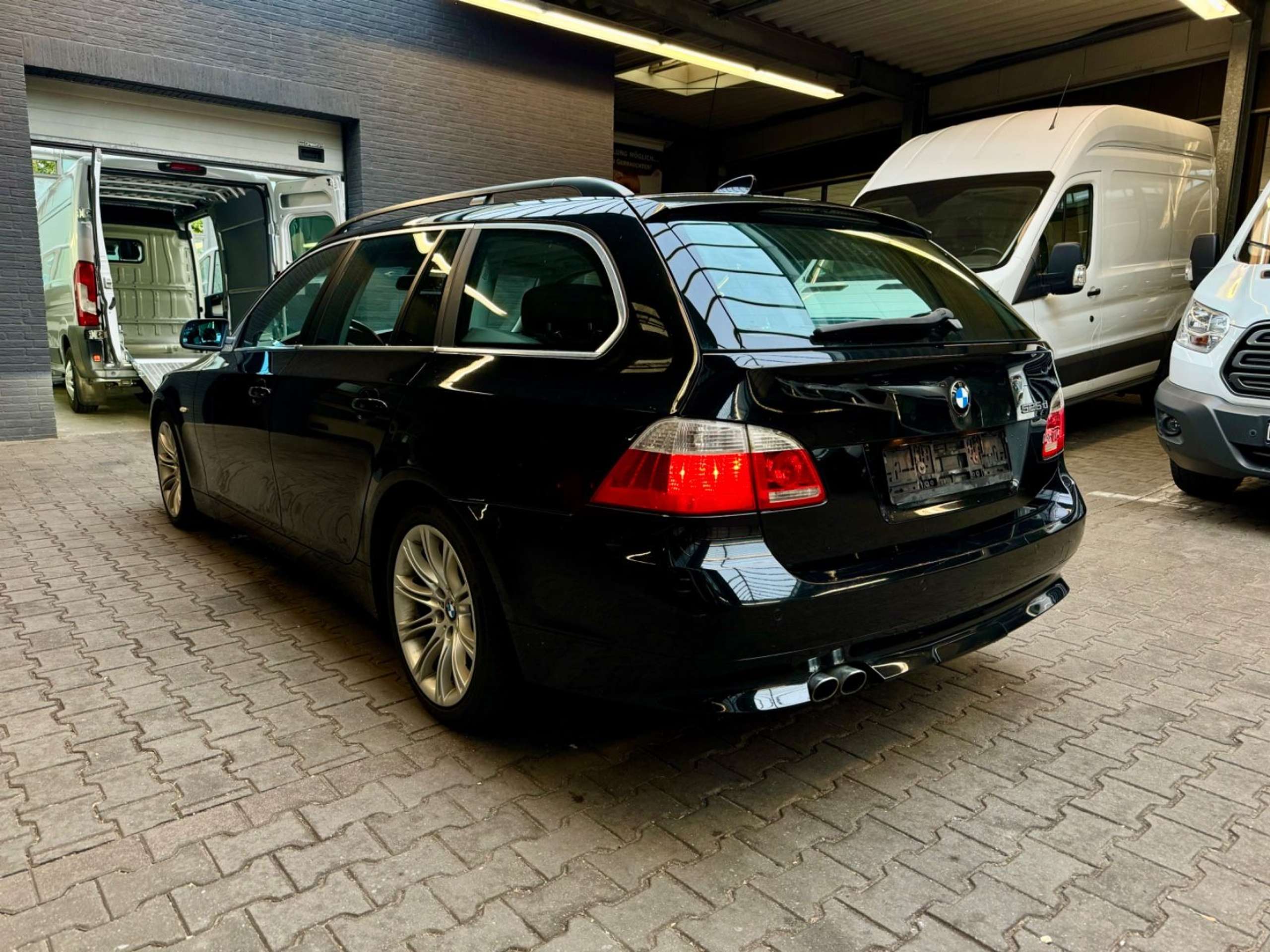 BMW - 525