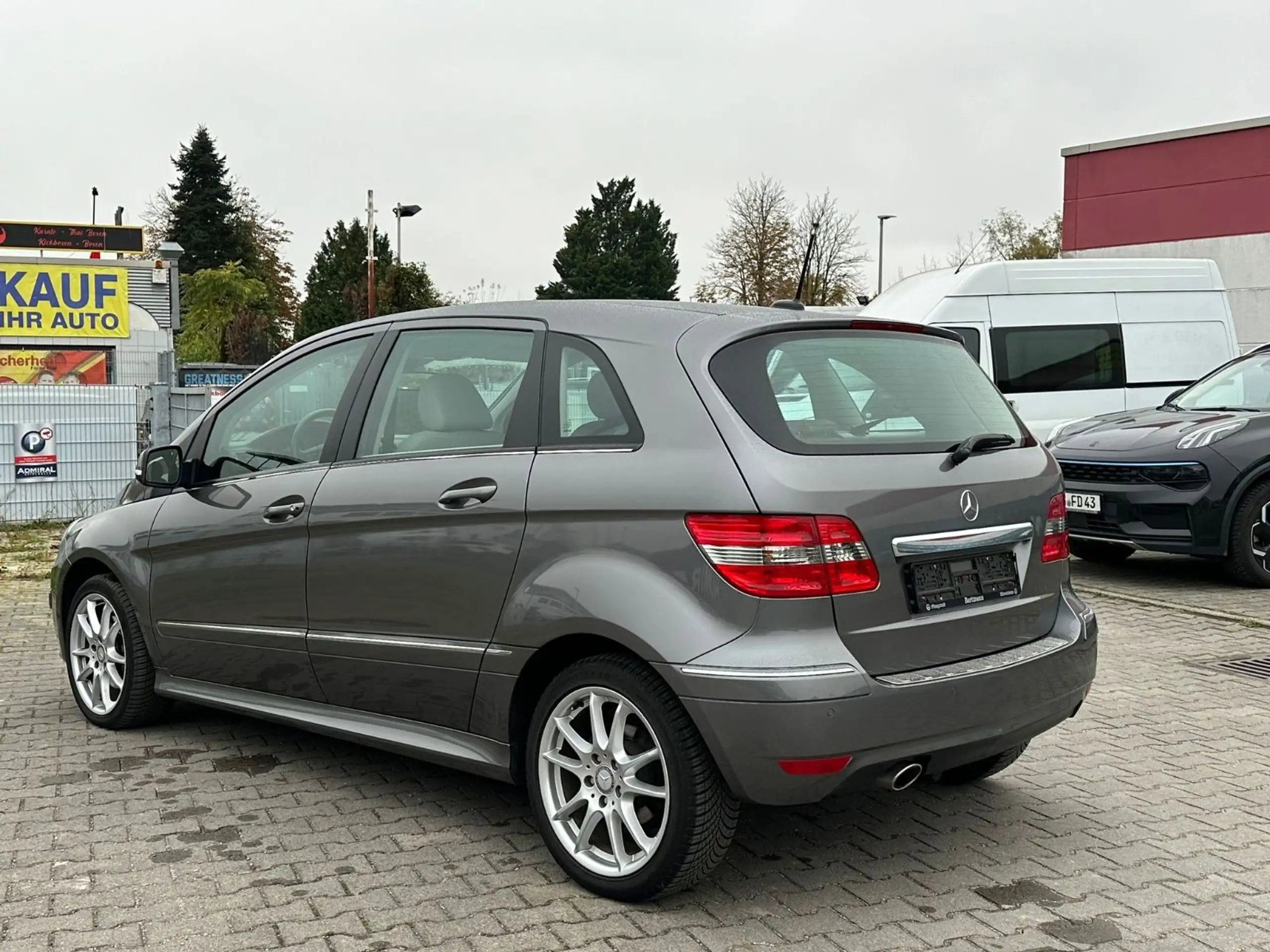 Mercedes-Benz - B 200