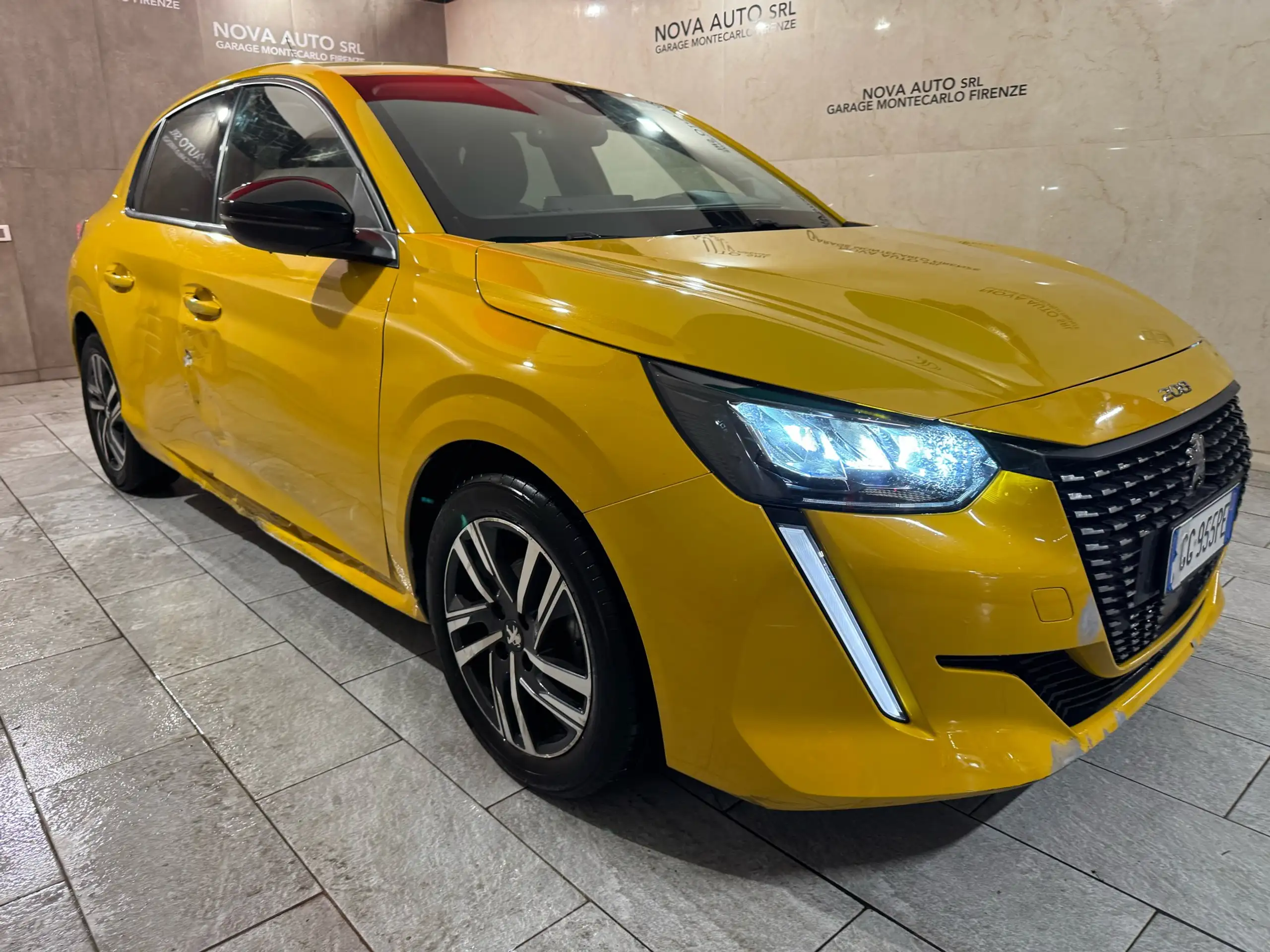 Peugeot - 208