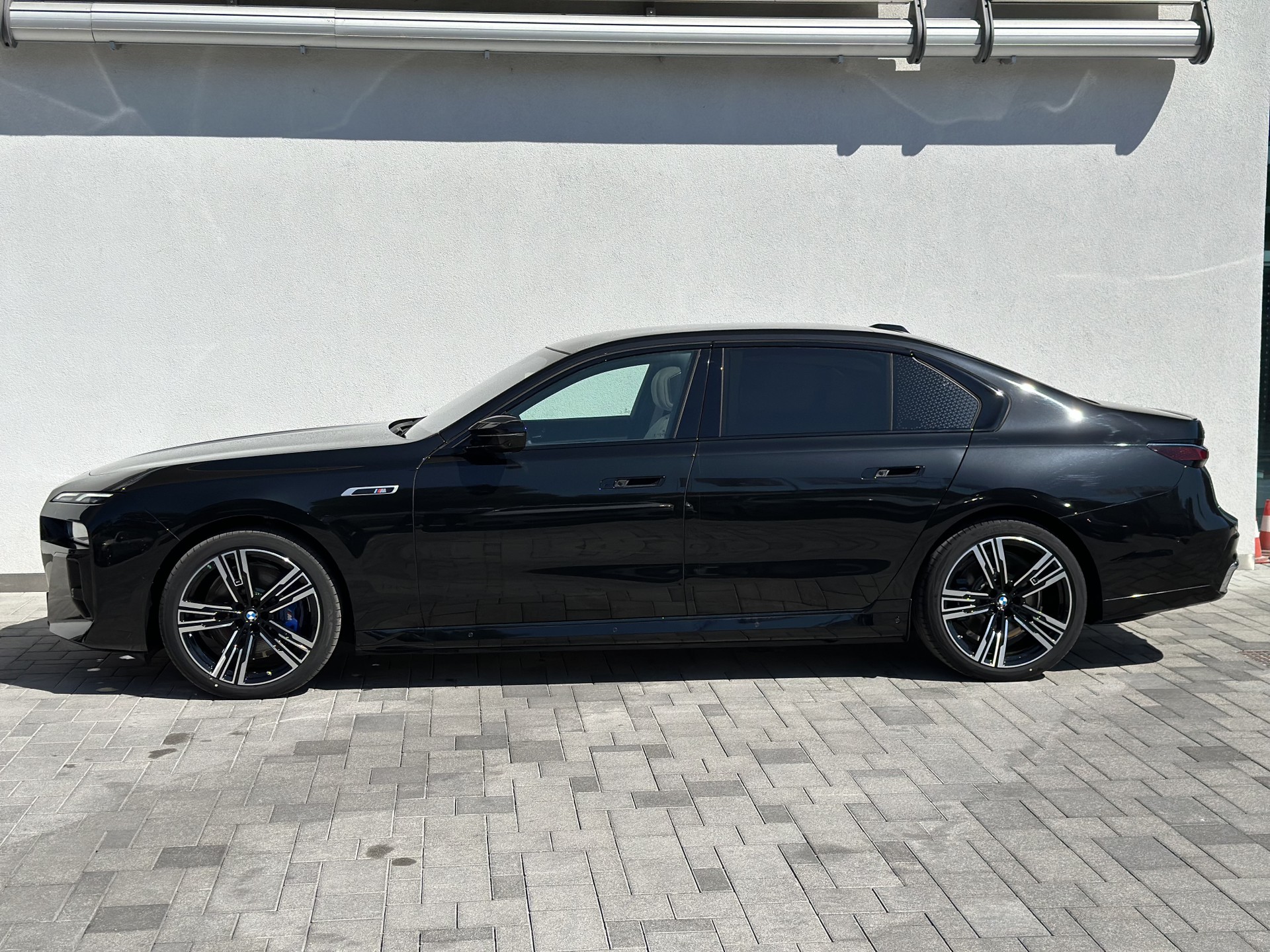 BMW - i7