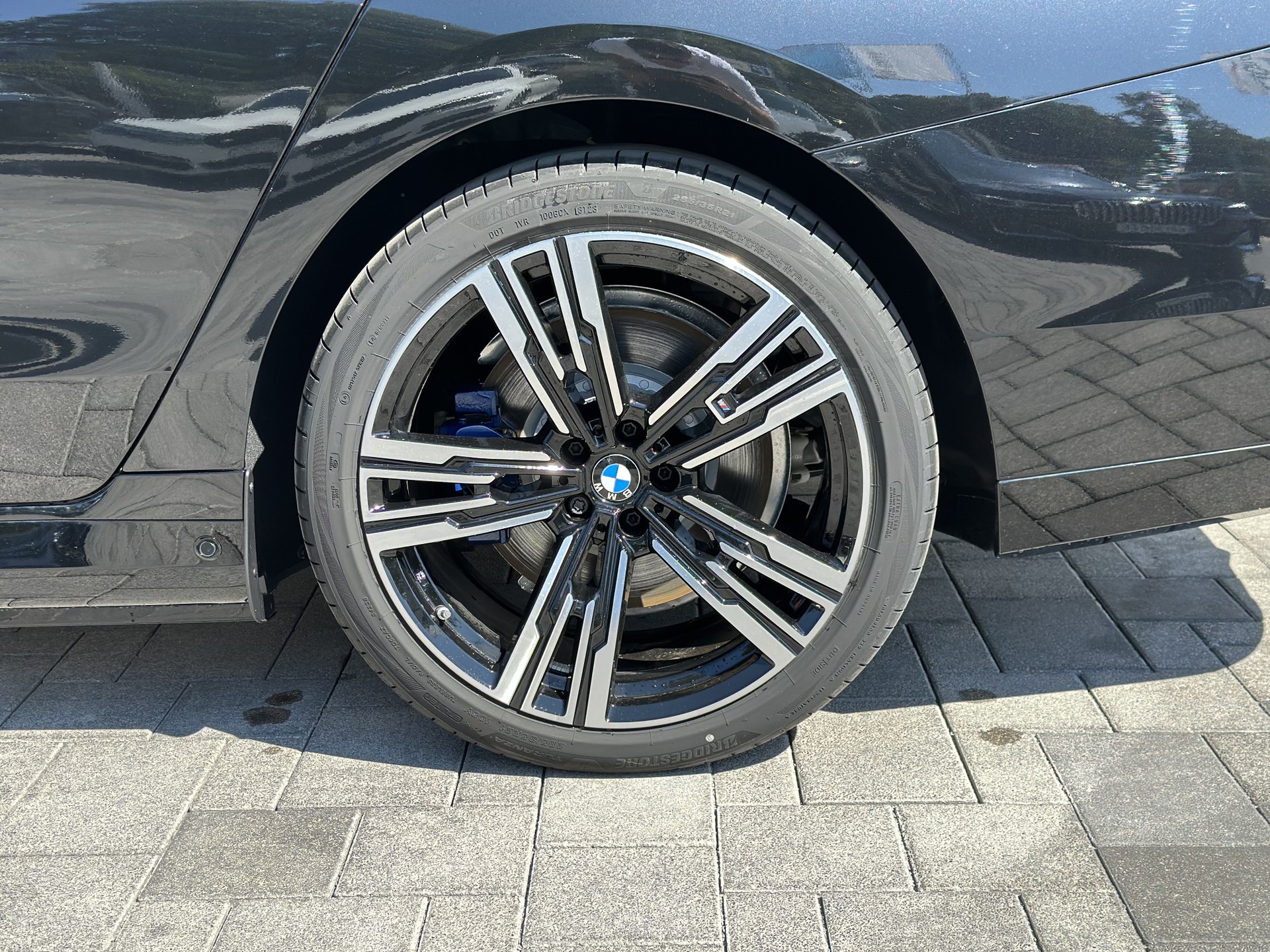 BMW - i7