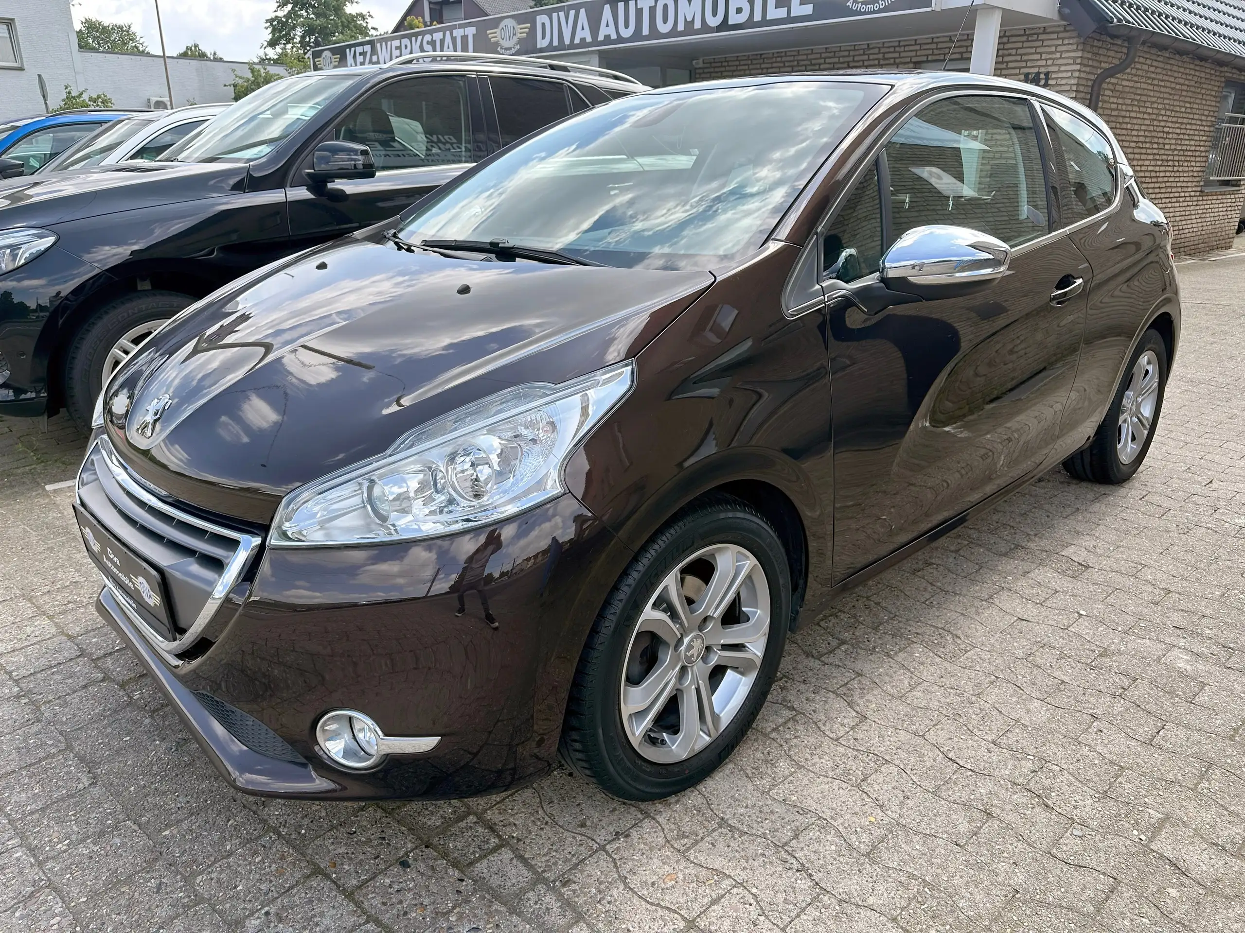 Peugeot - 208