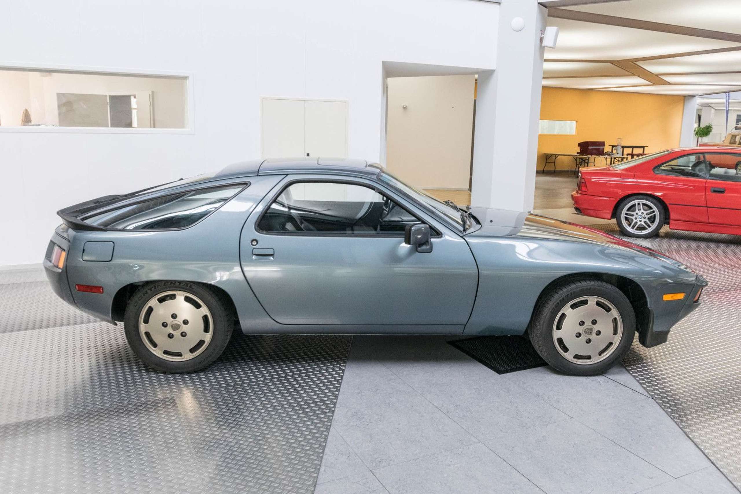 Porsche - 928