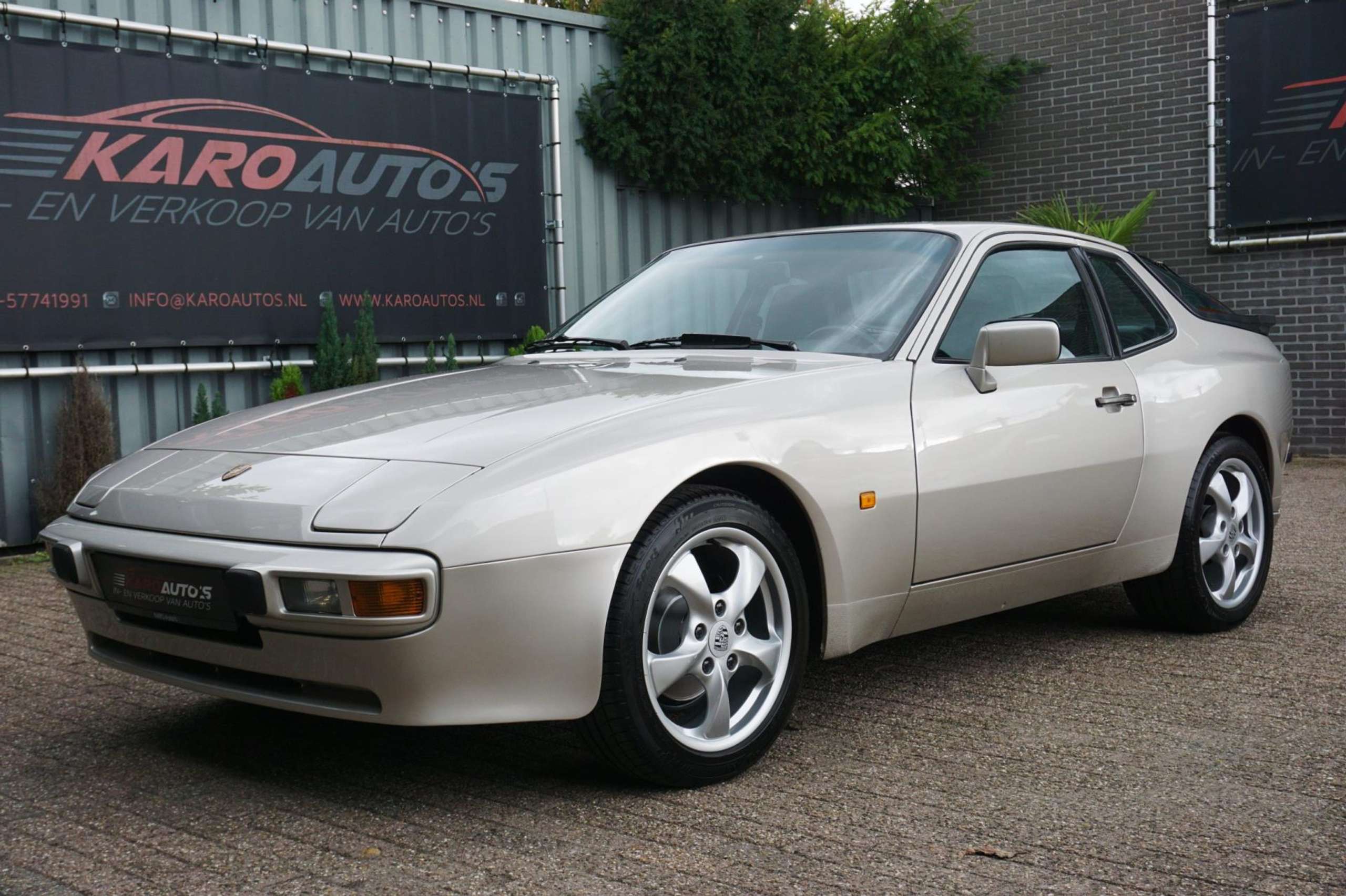 Porsche - 944