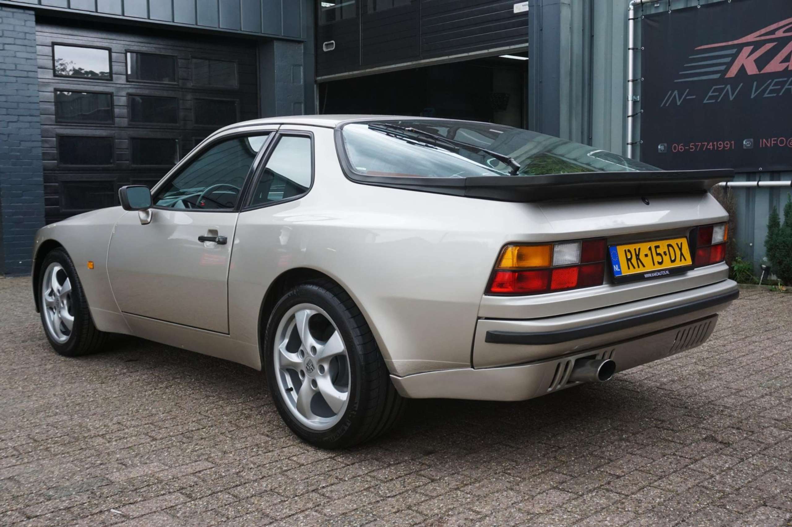 Porsche - 944