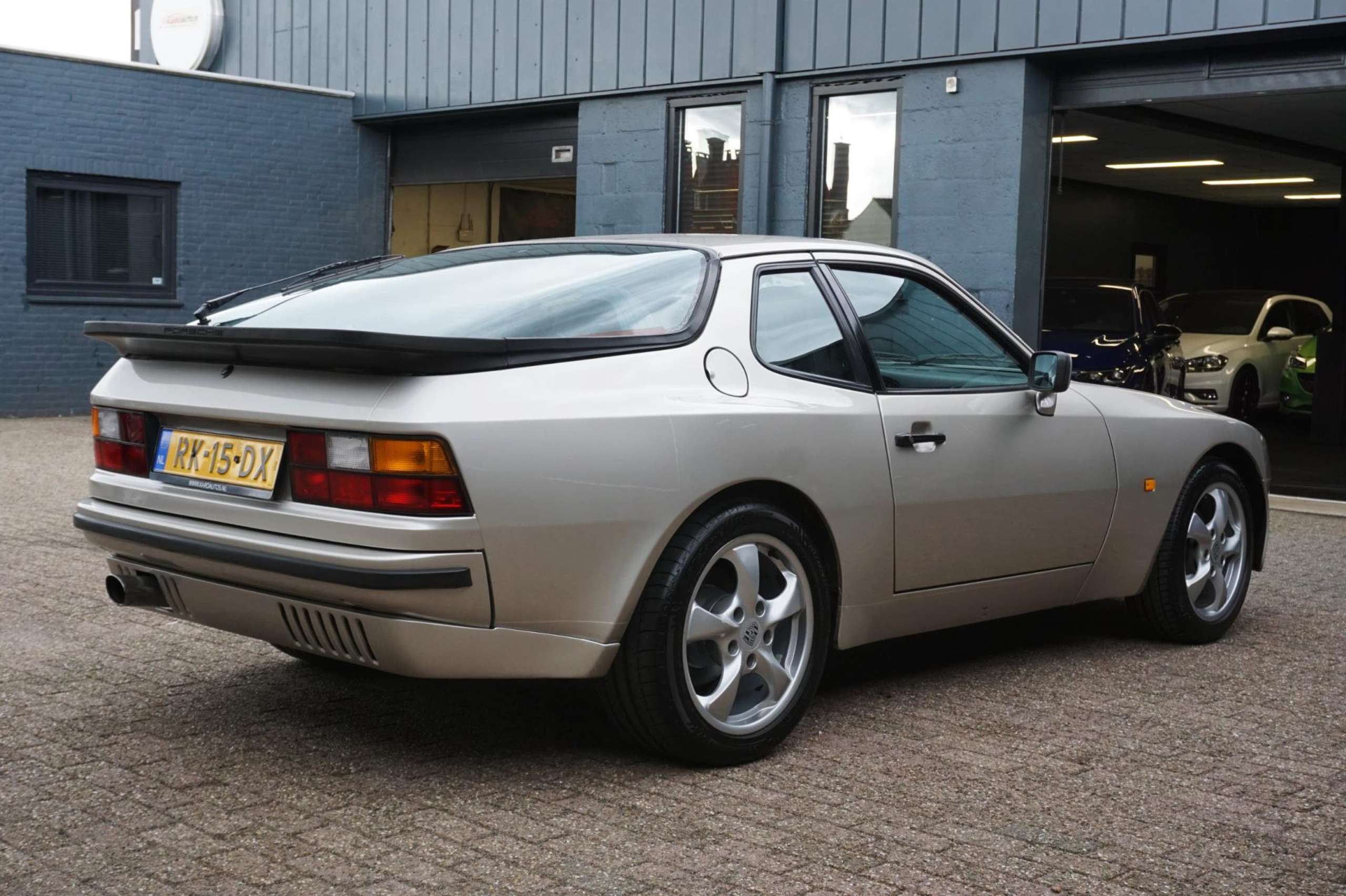 Porsche - 944