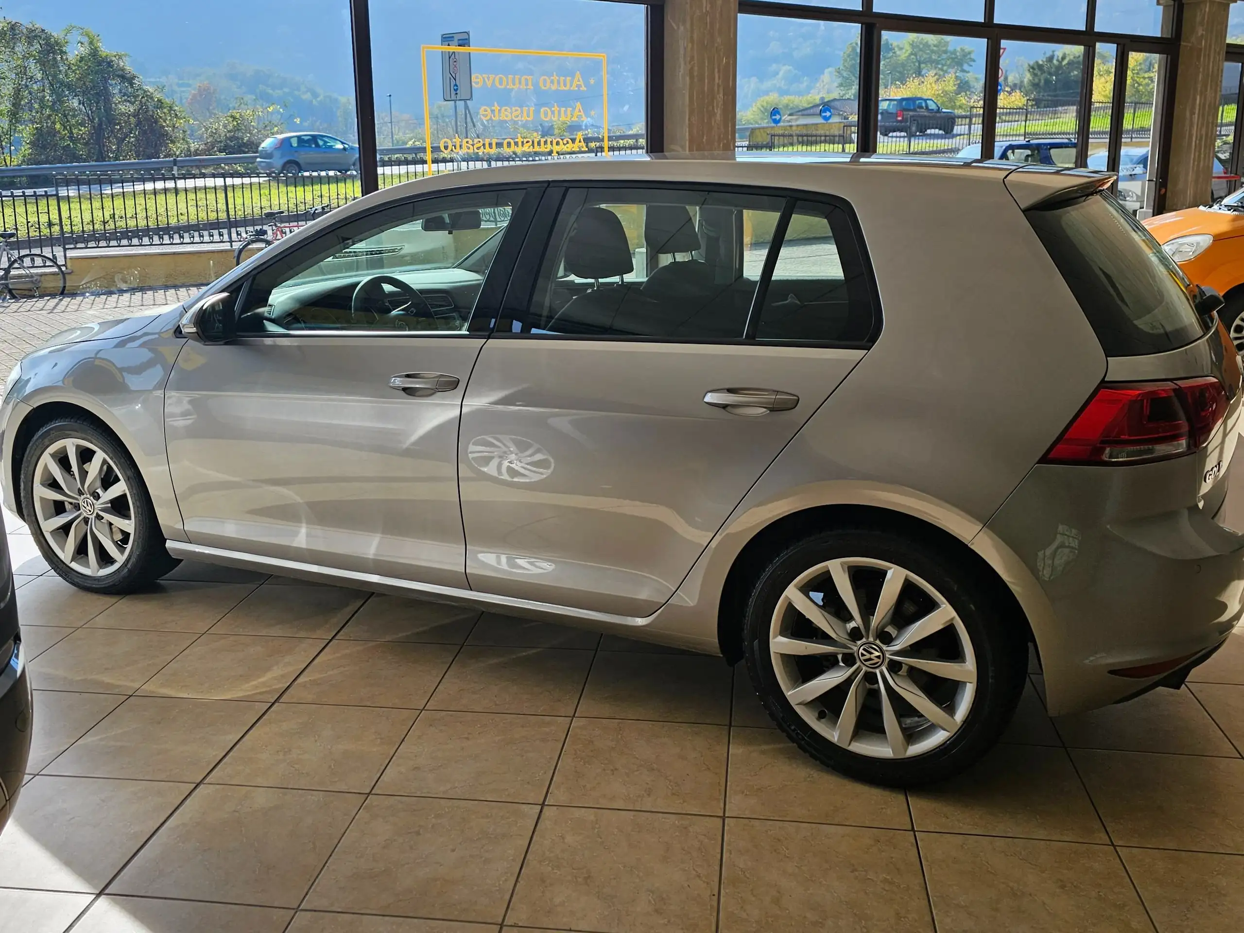 Volkswagen - Golf