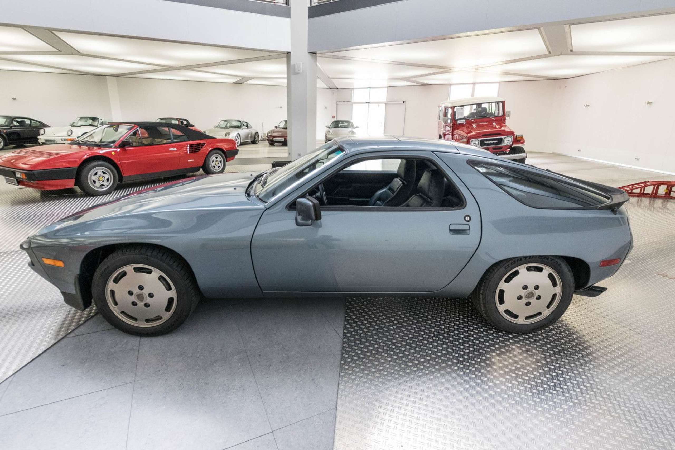 Porsche - 928