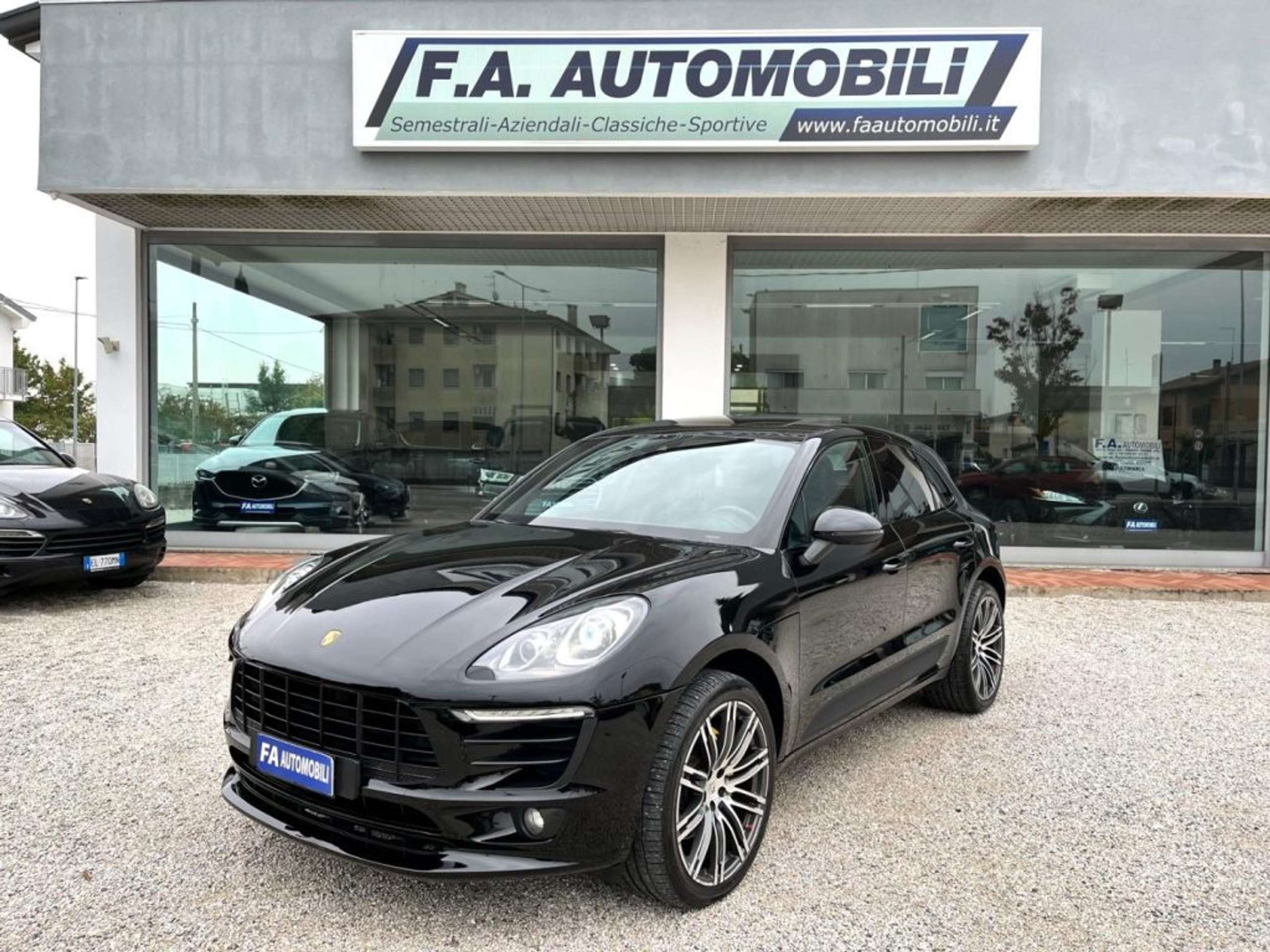 Porsche - Macan