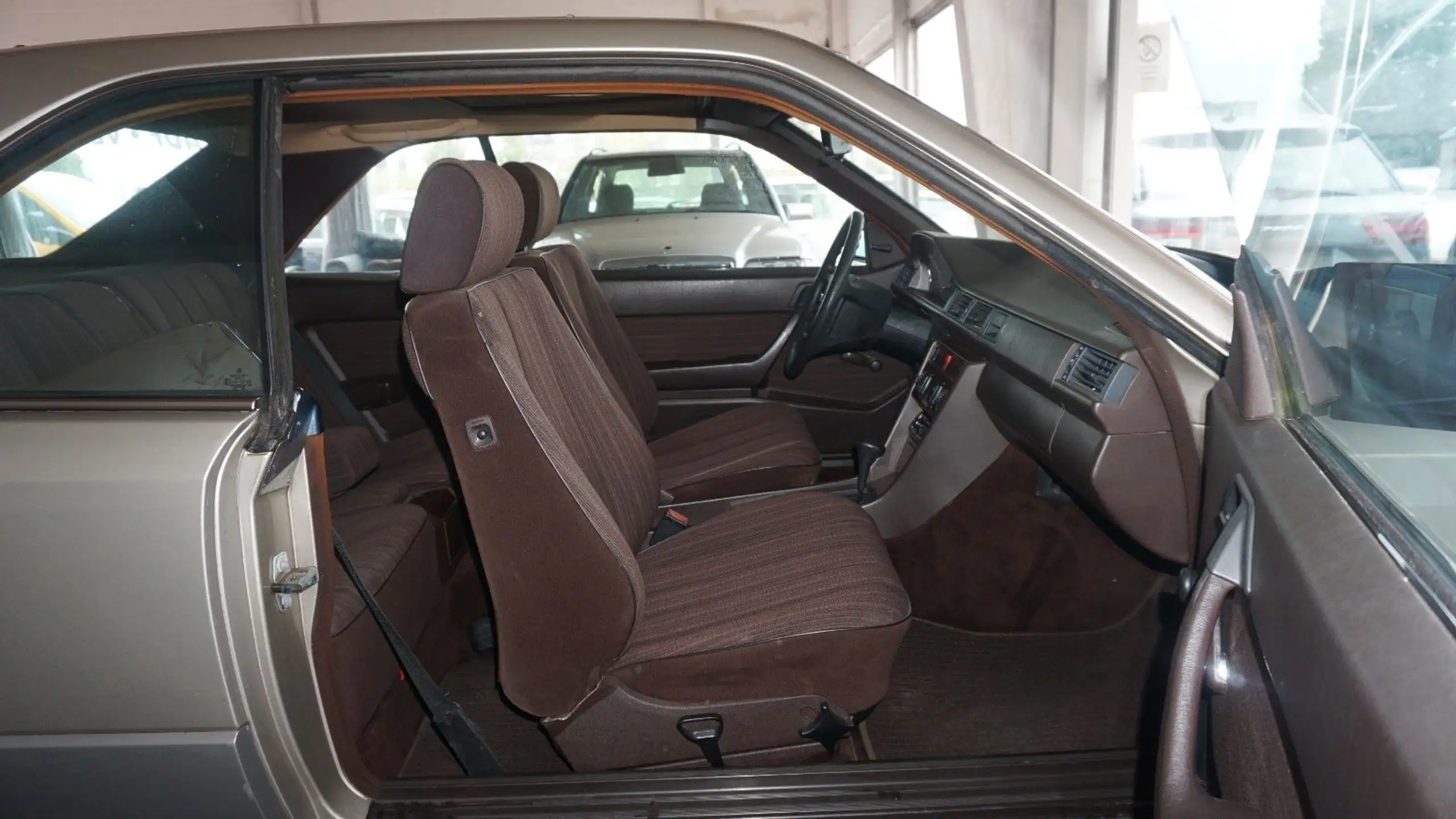 Mercedes-Benz - E 230