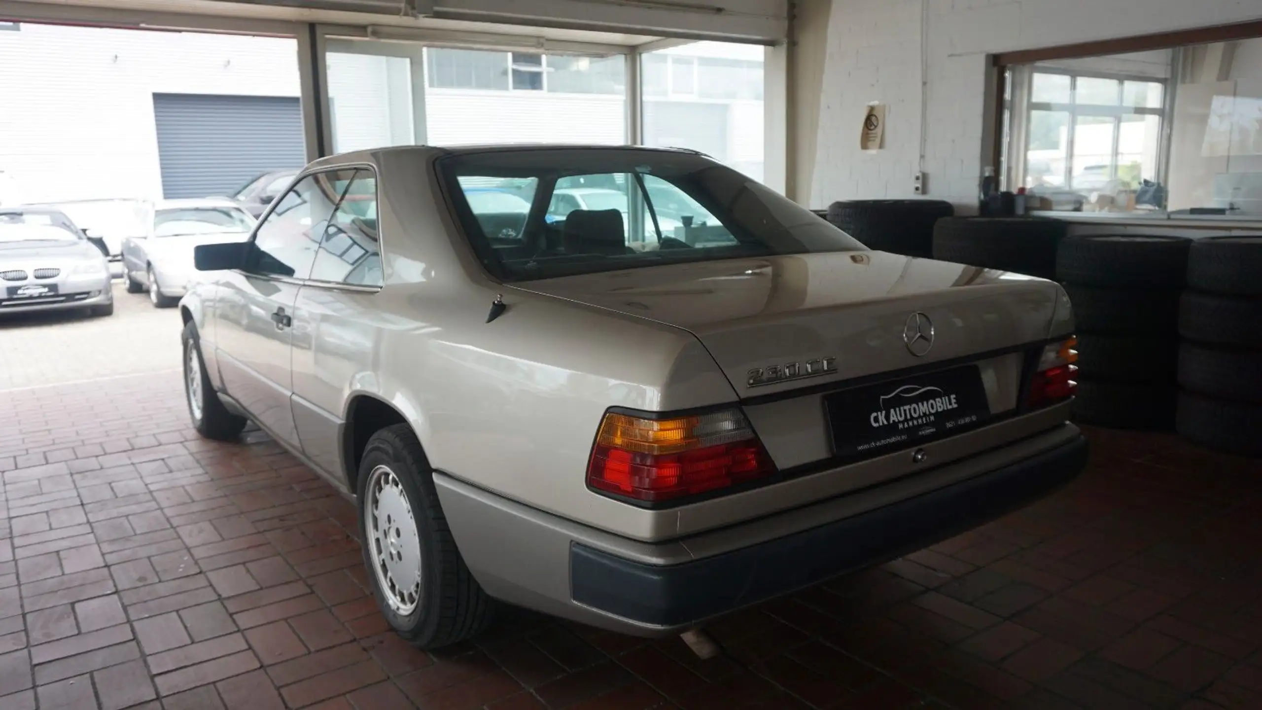 Mercedes-Benz - E 230