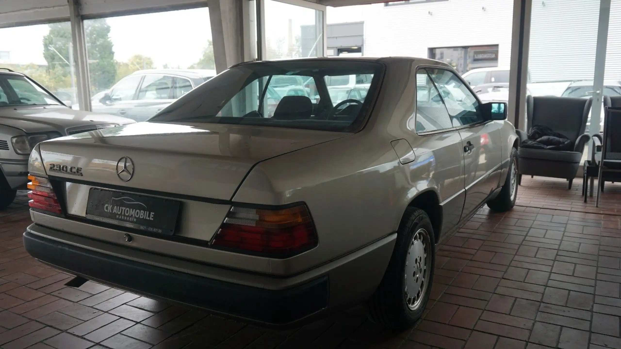 Mercedes-Benz - E 230