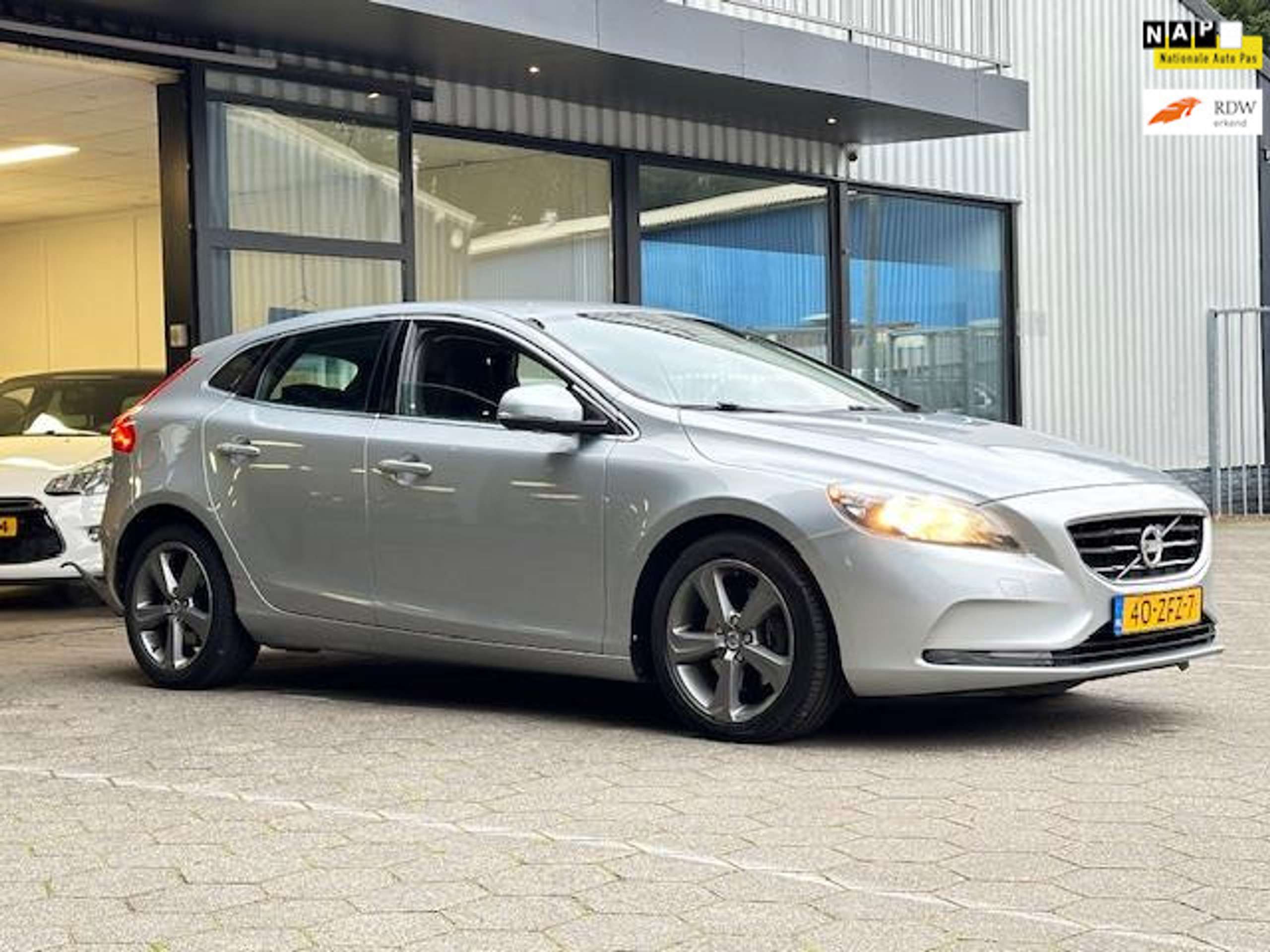 Volvo - V40