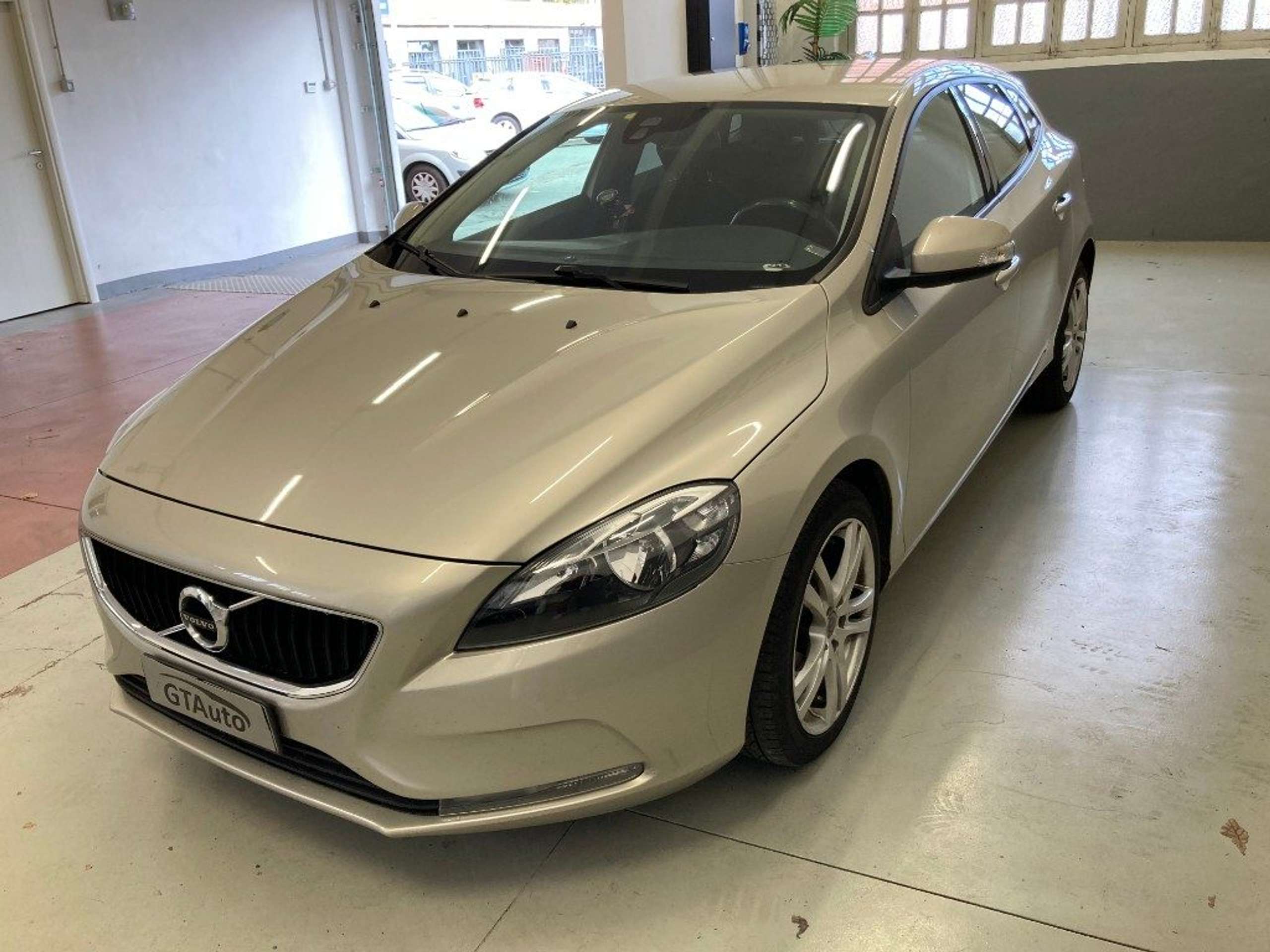 Volvo - V40