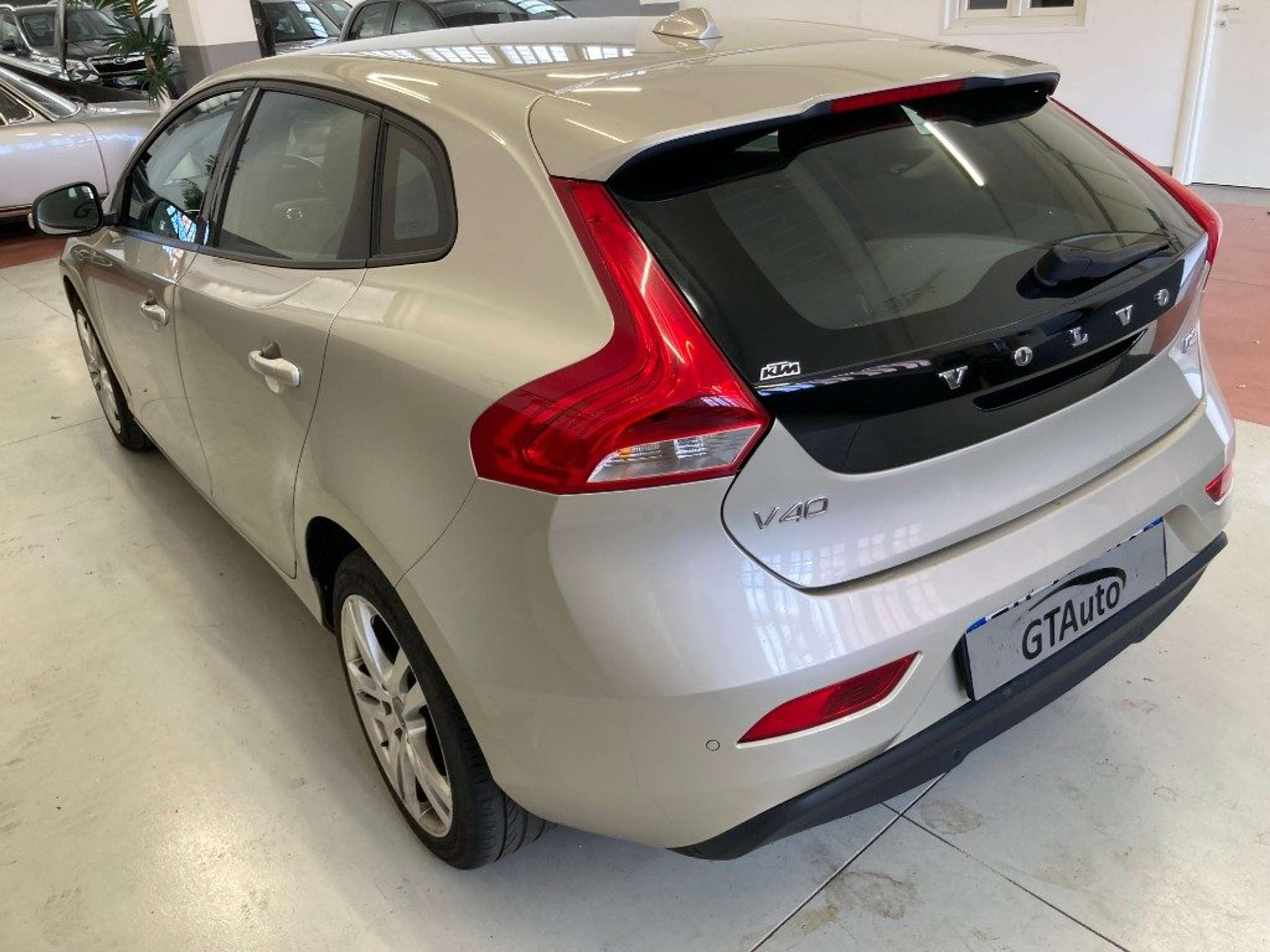 Volvo - V40