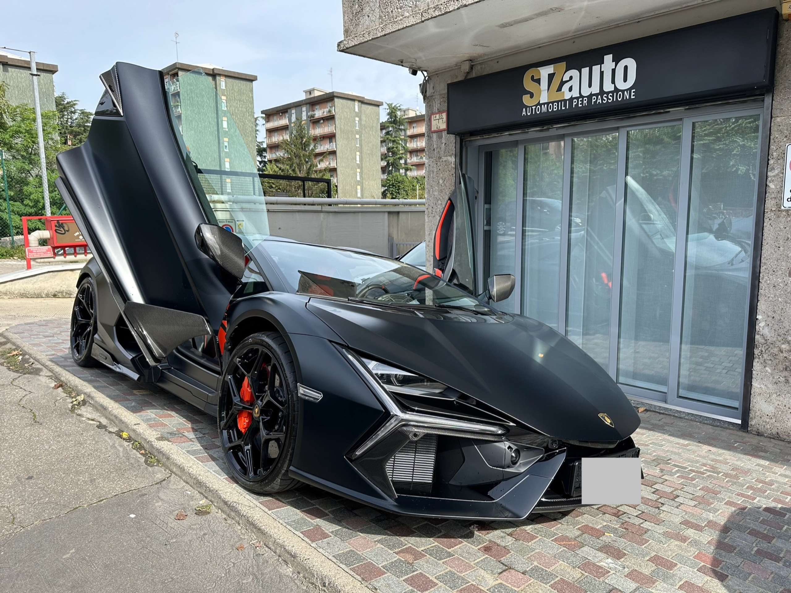 Lamborghini - Revuelto