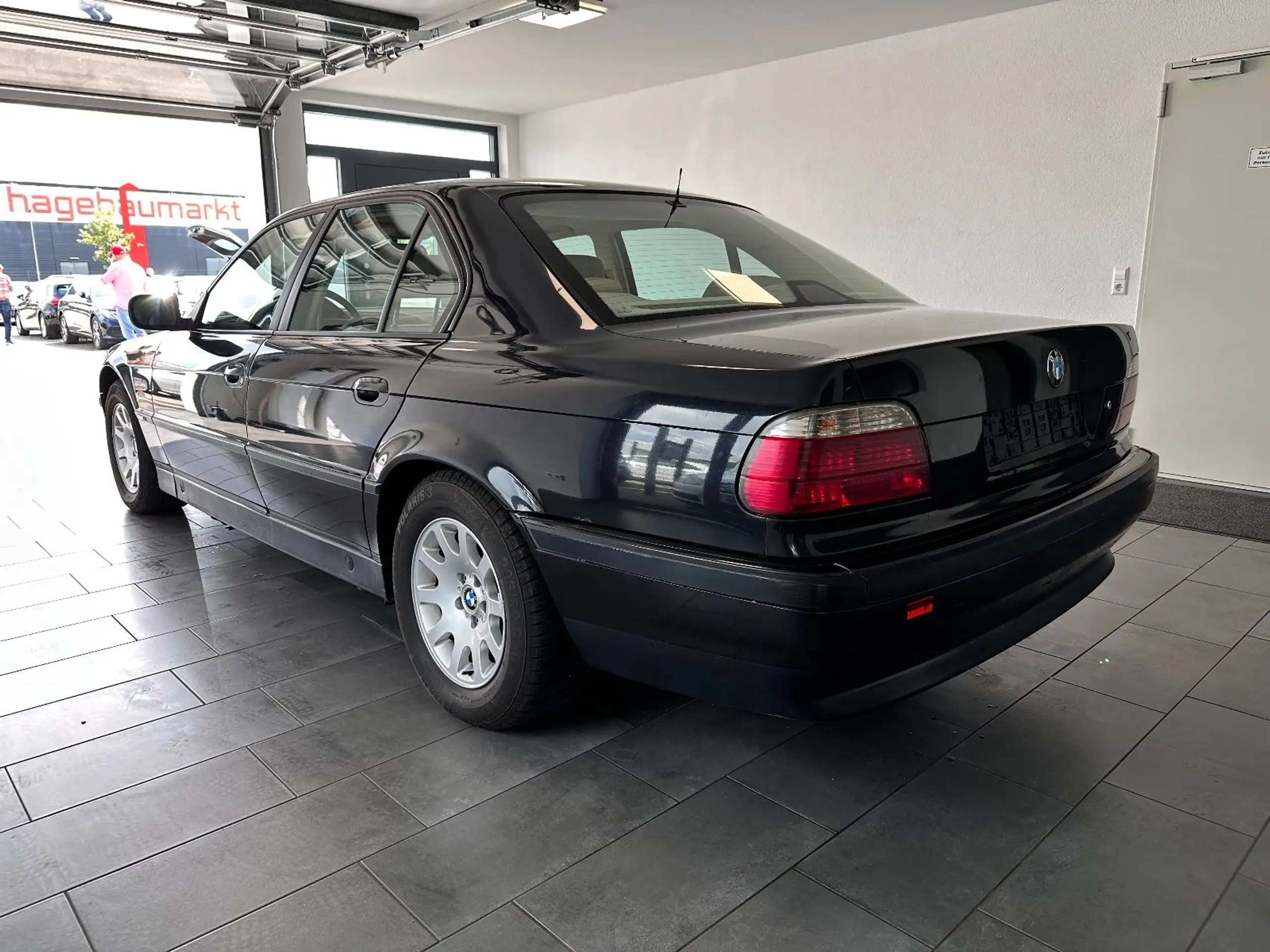 BMW - 735