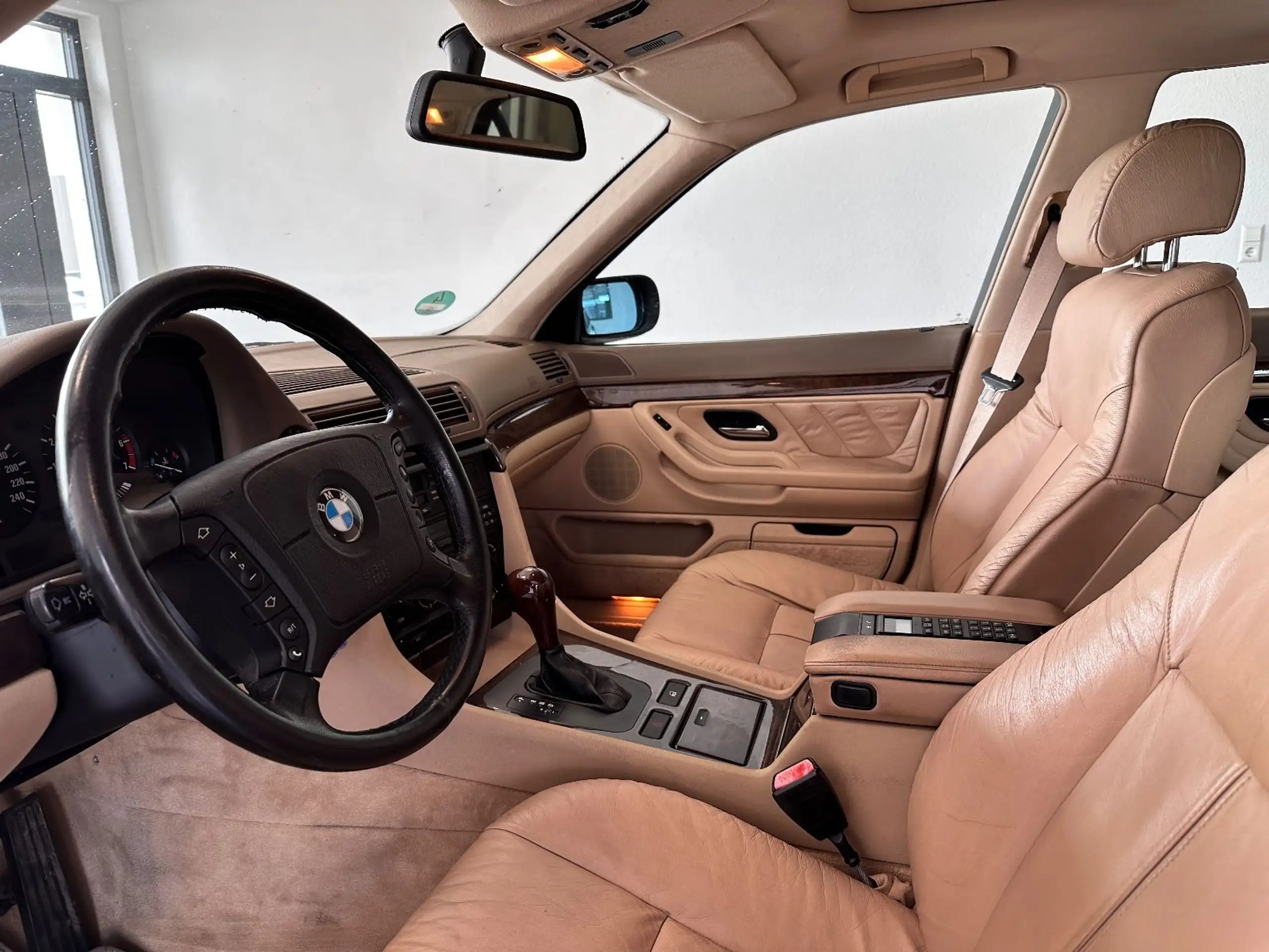 BMW - 735