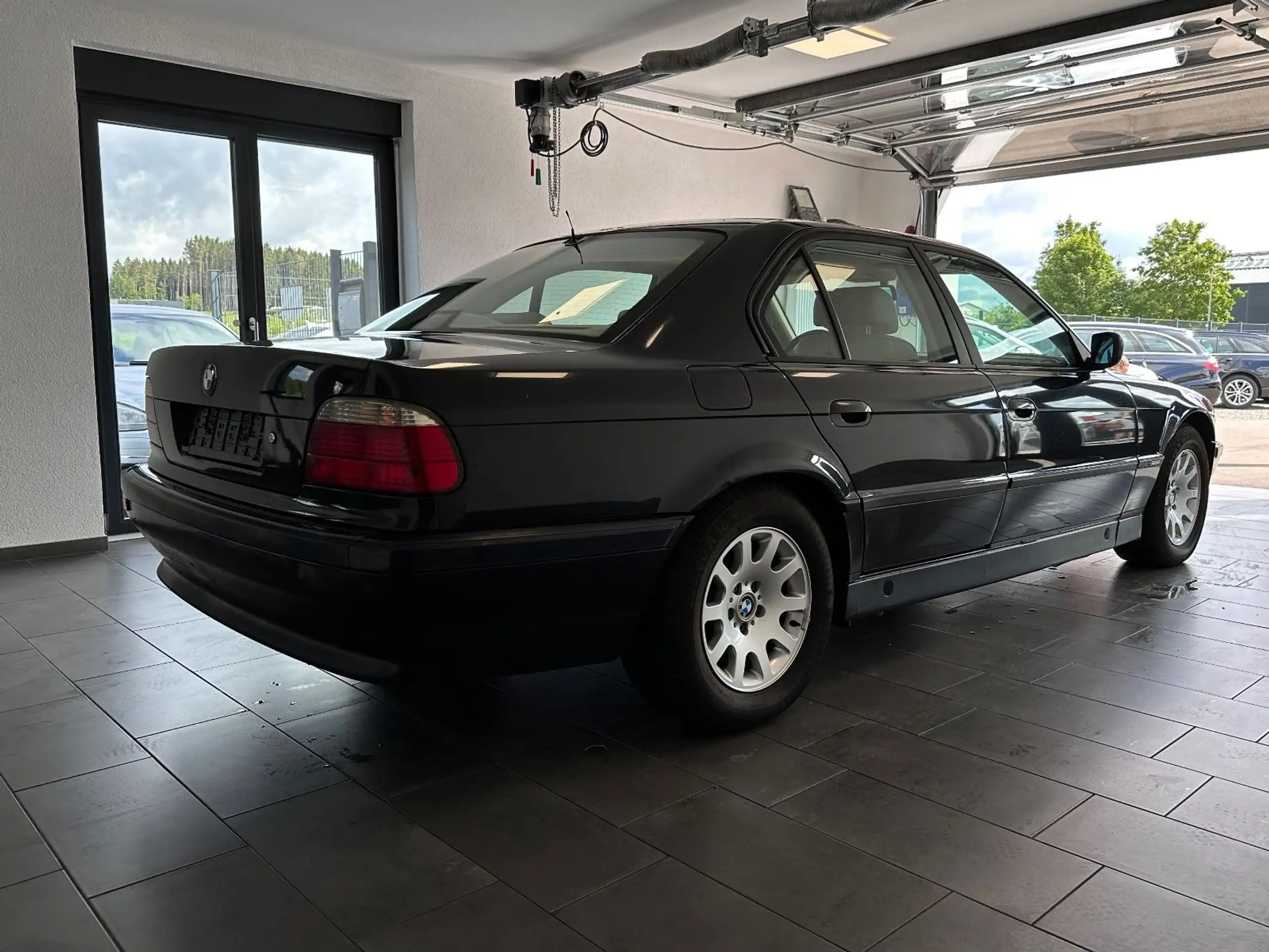 BMW - 735