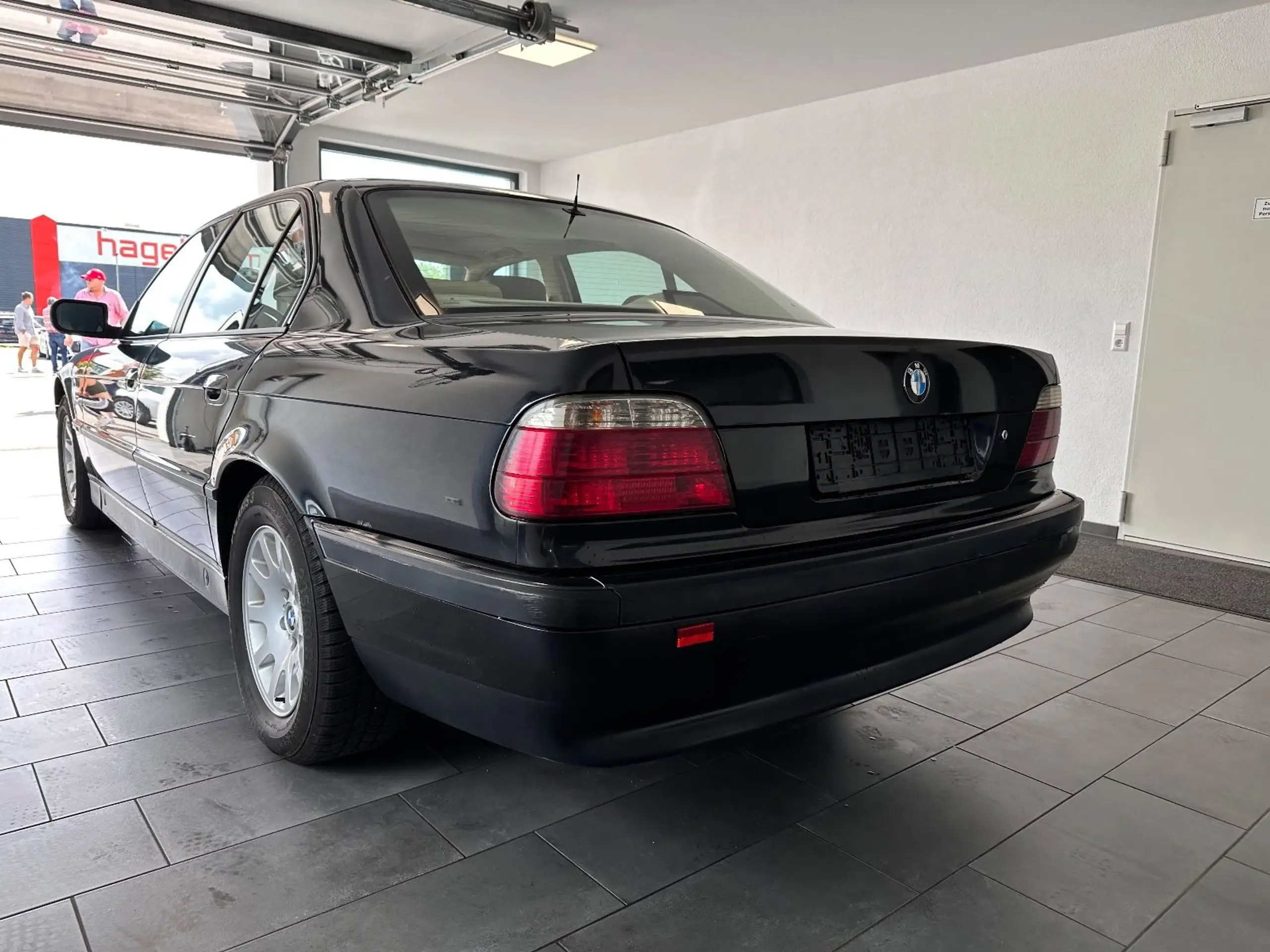 BMW - 735