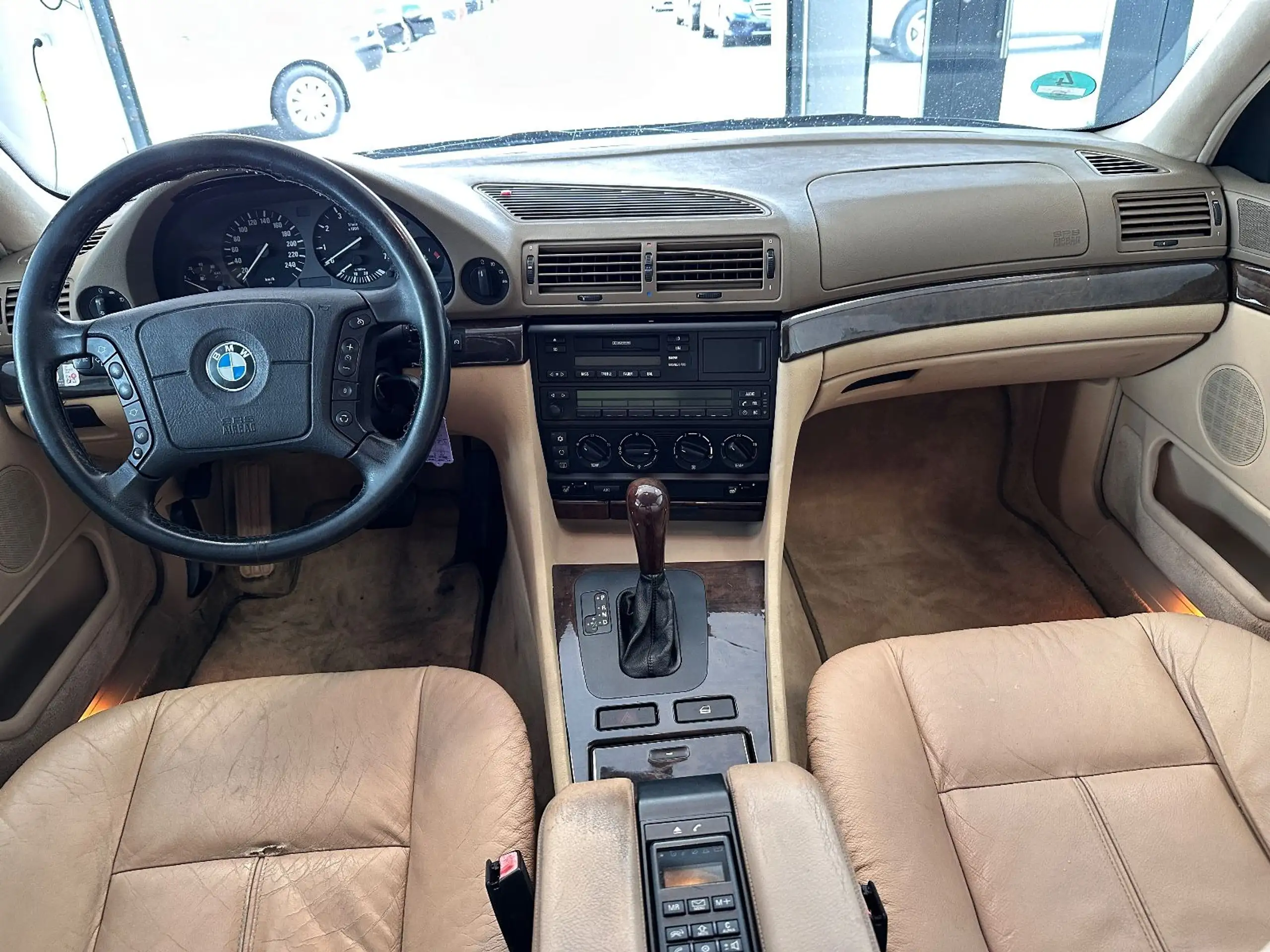 BMW - 735