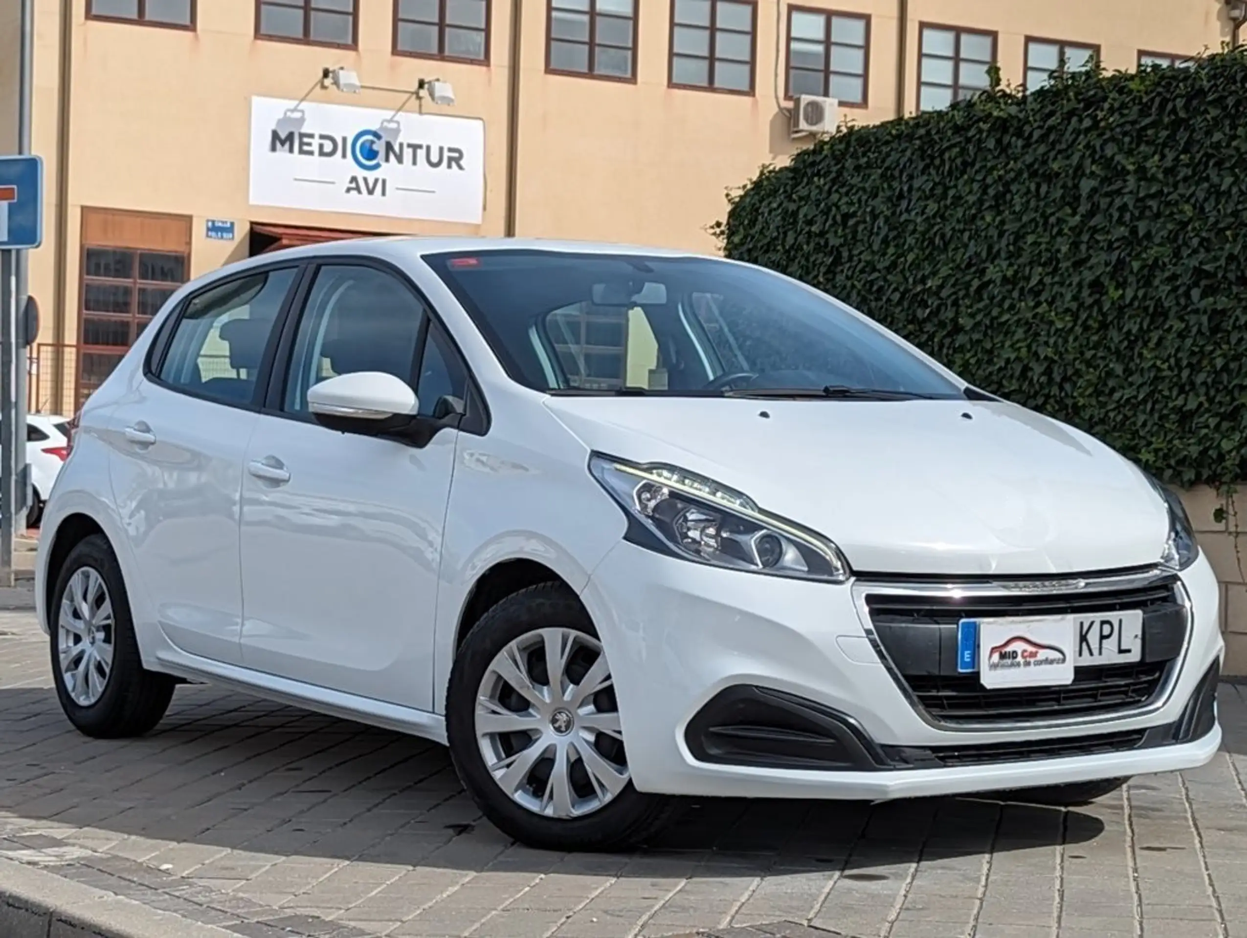 Peugeot - 208