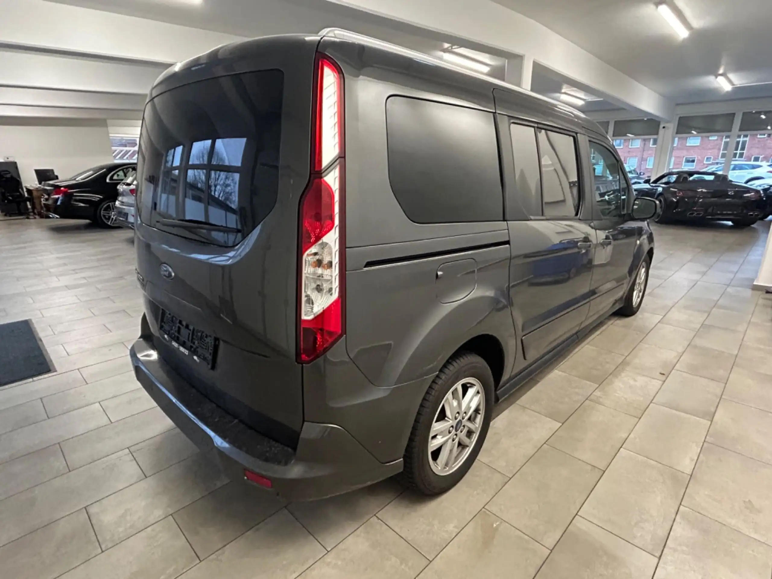 Ford - Grand Tourneo