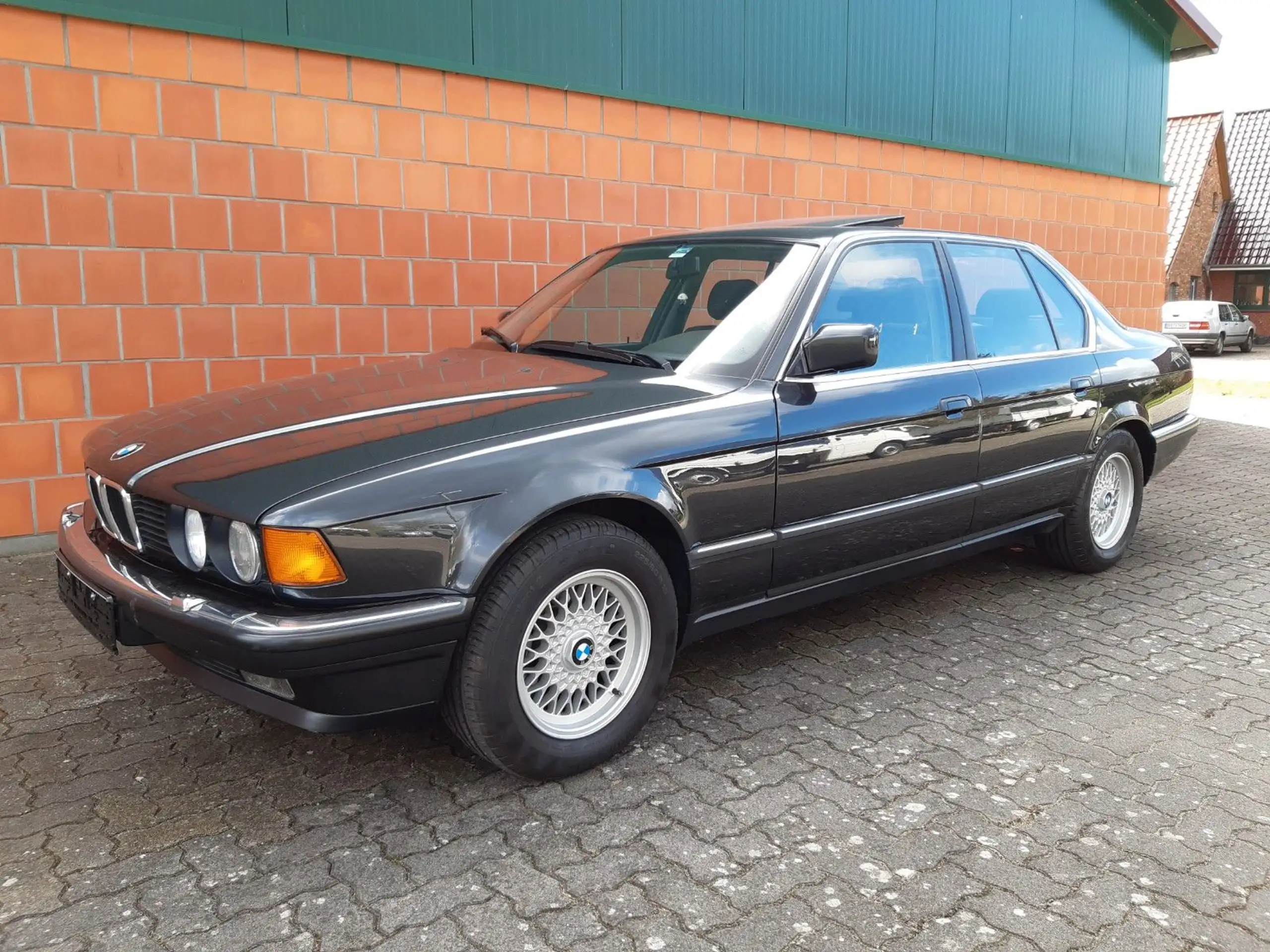 BMW - 730