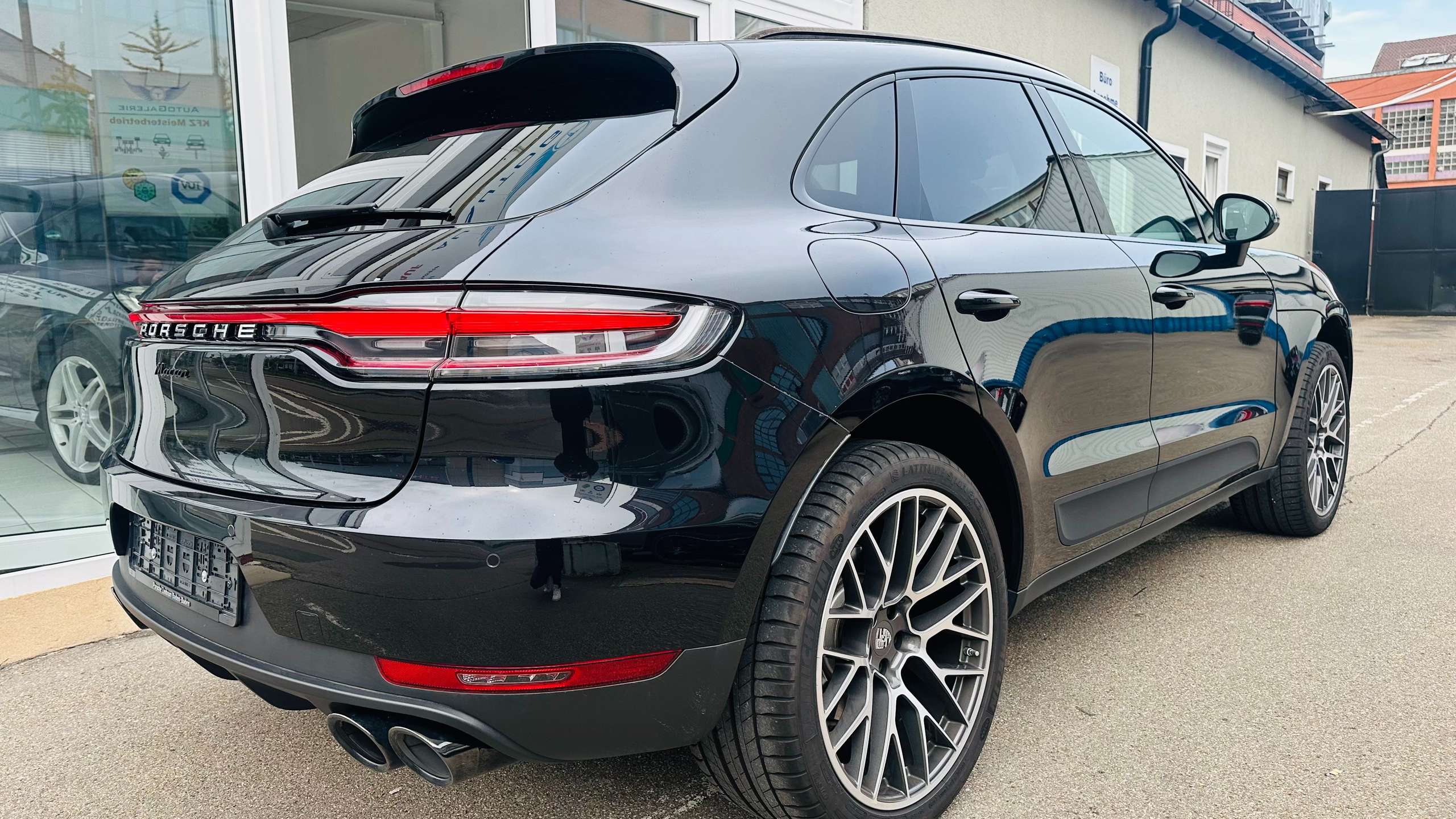 Porsche - Macan