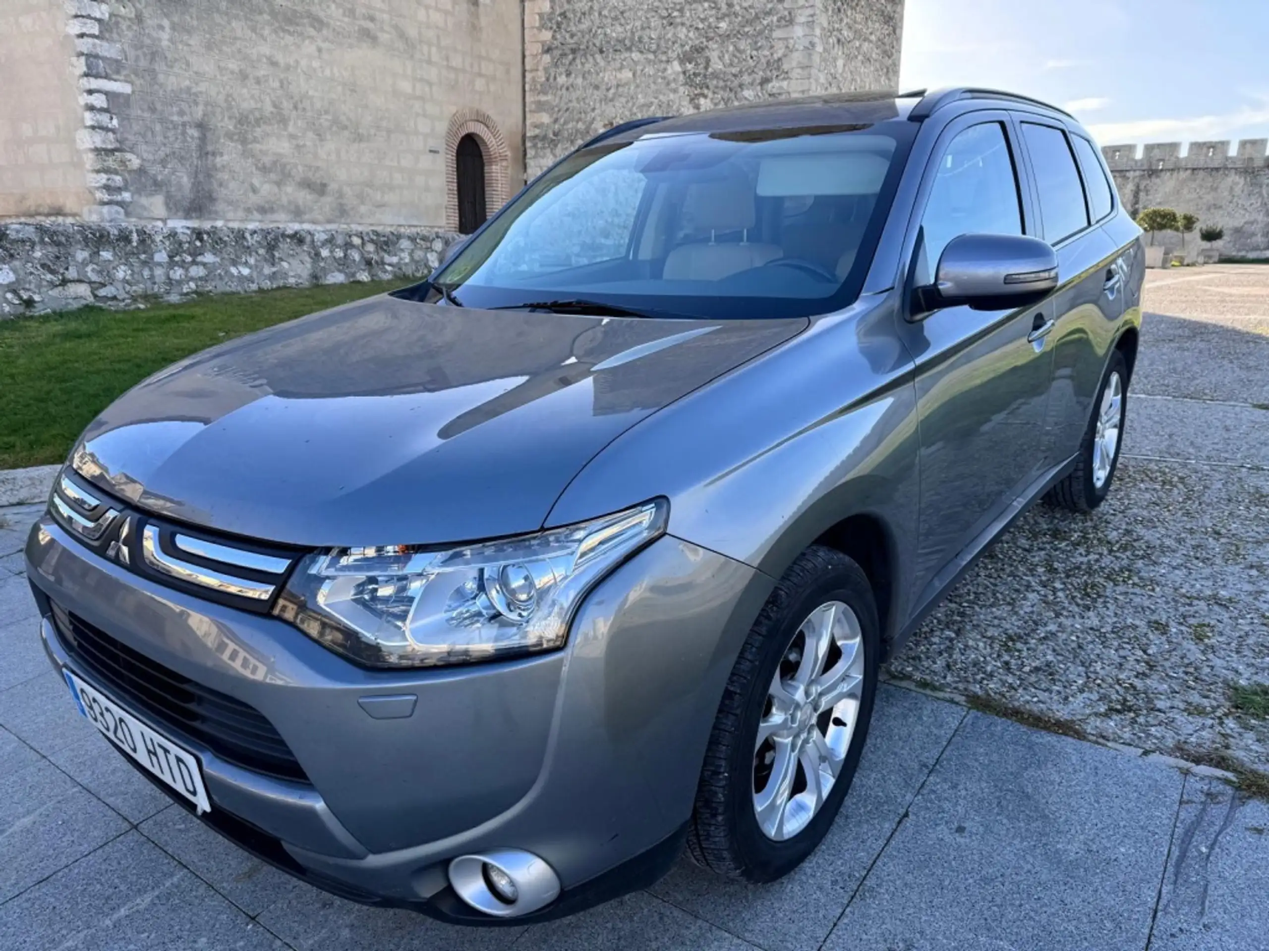 Mitsubishi - Outlander