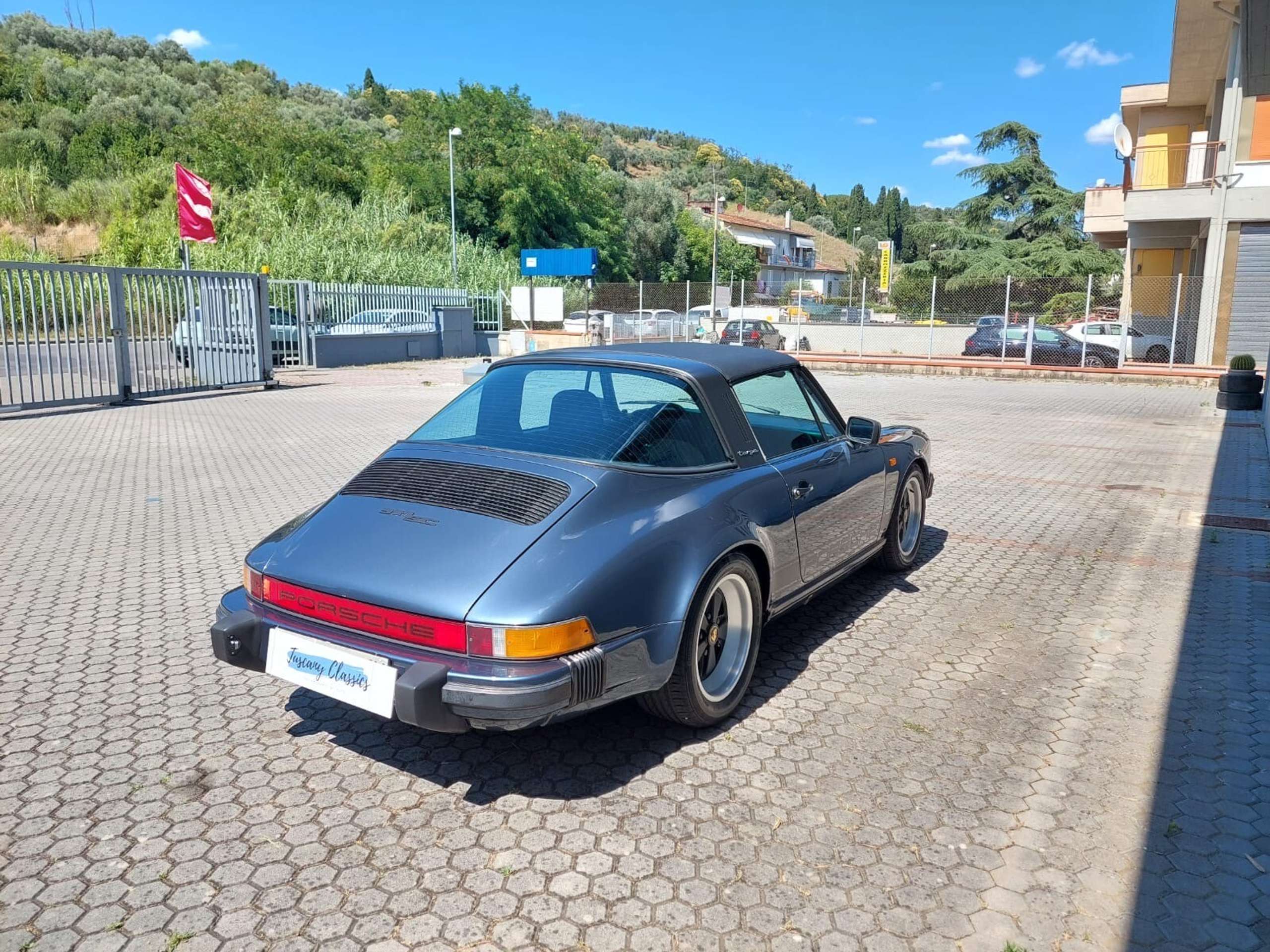 Porsche - 911