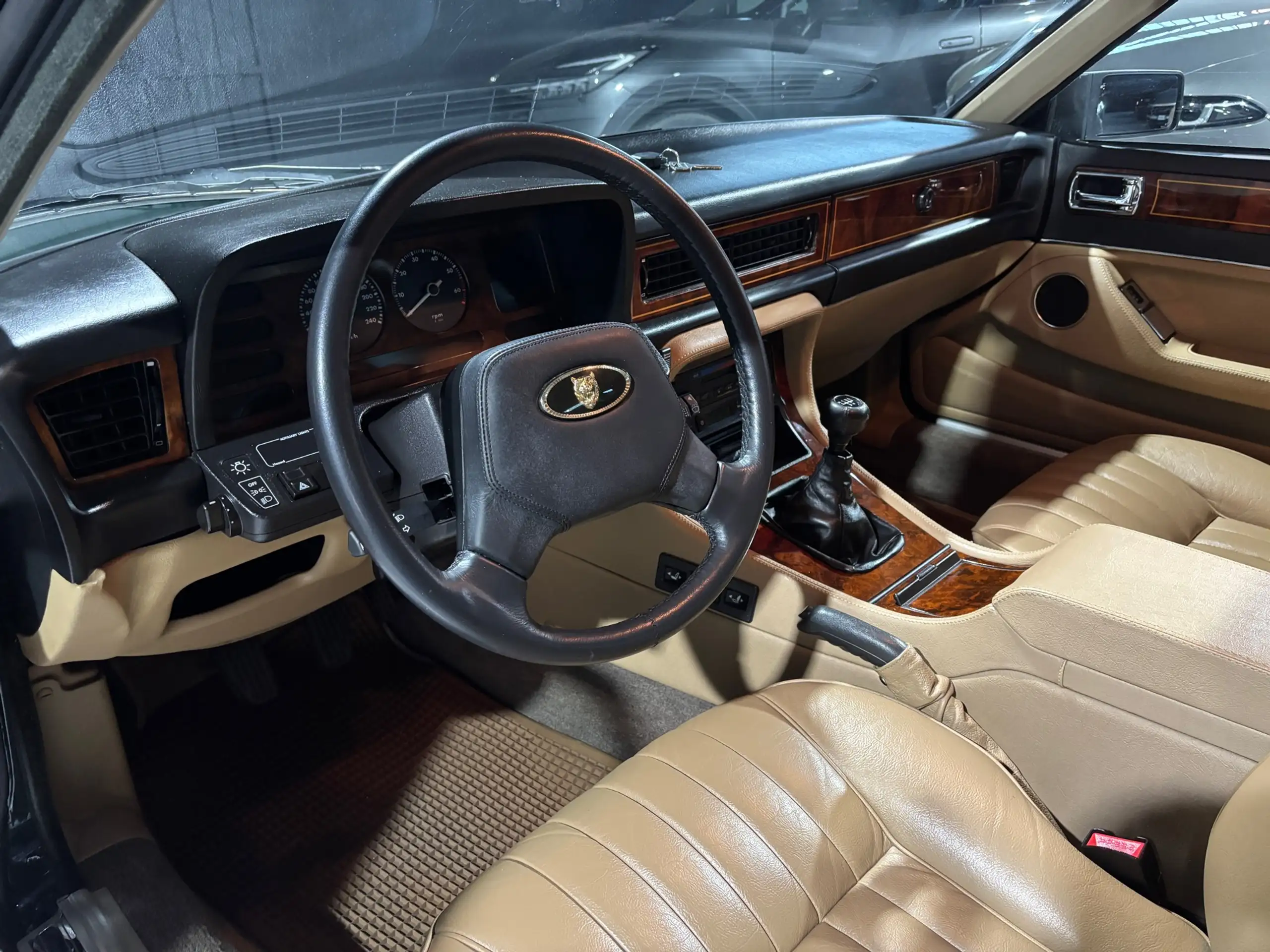 Jaguar - XJ6