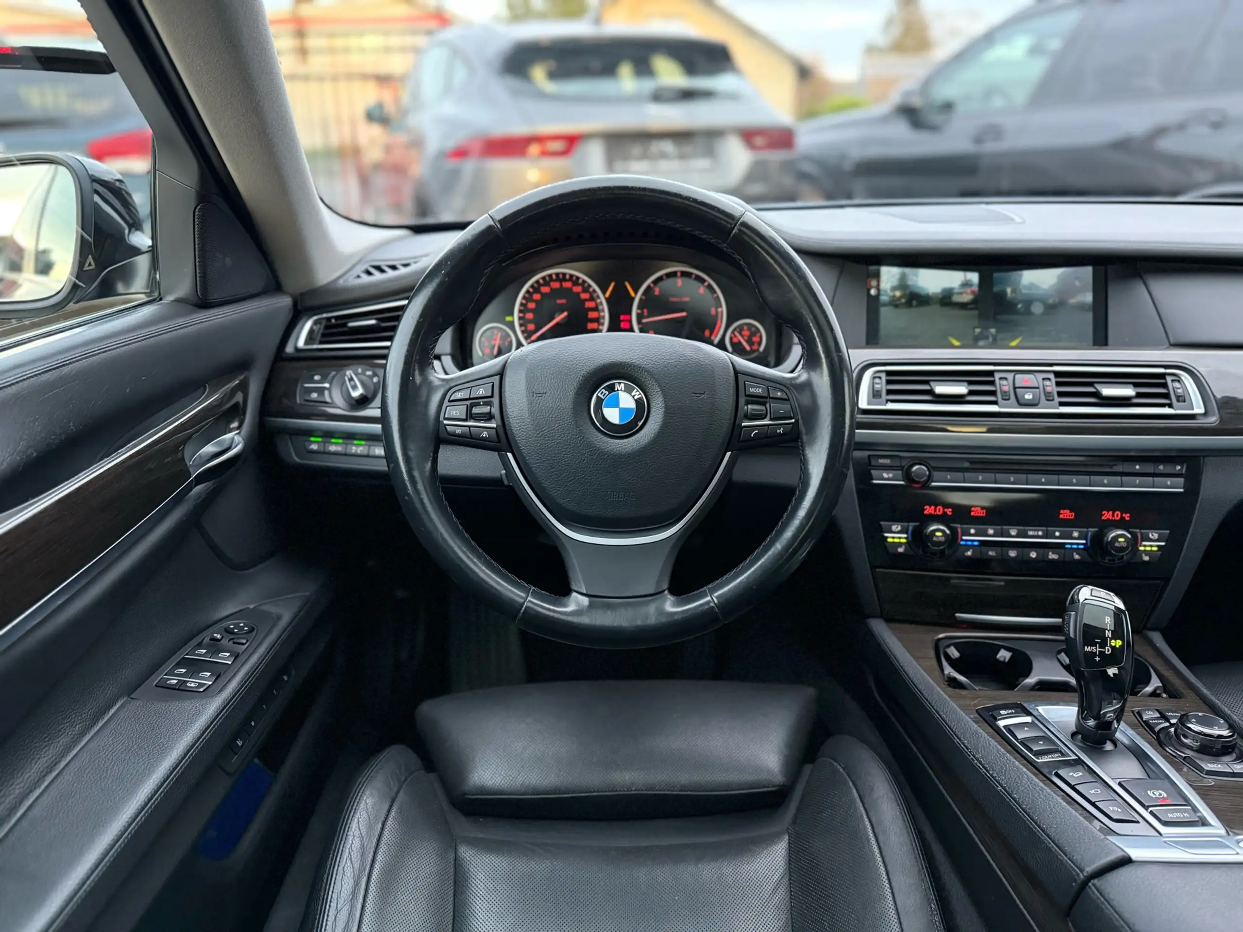 BMW - 740