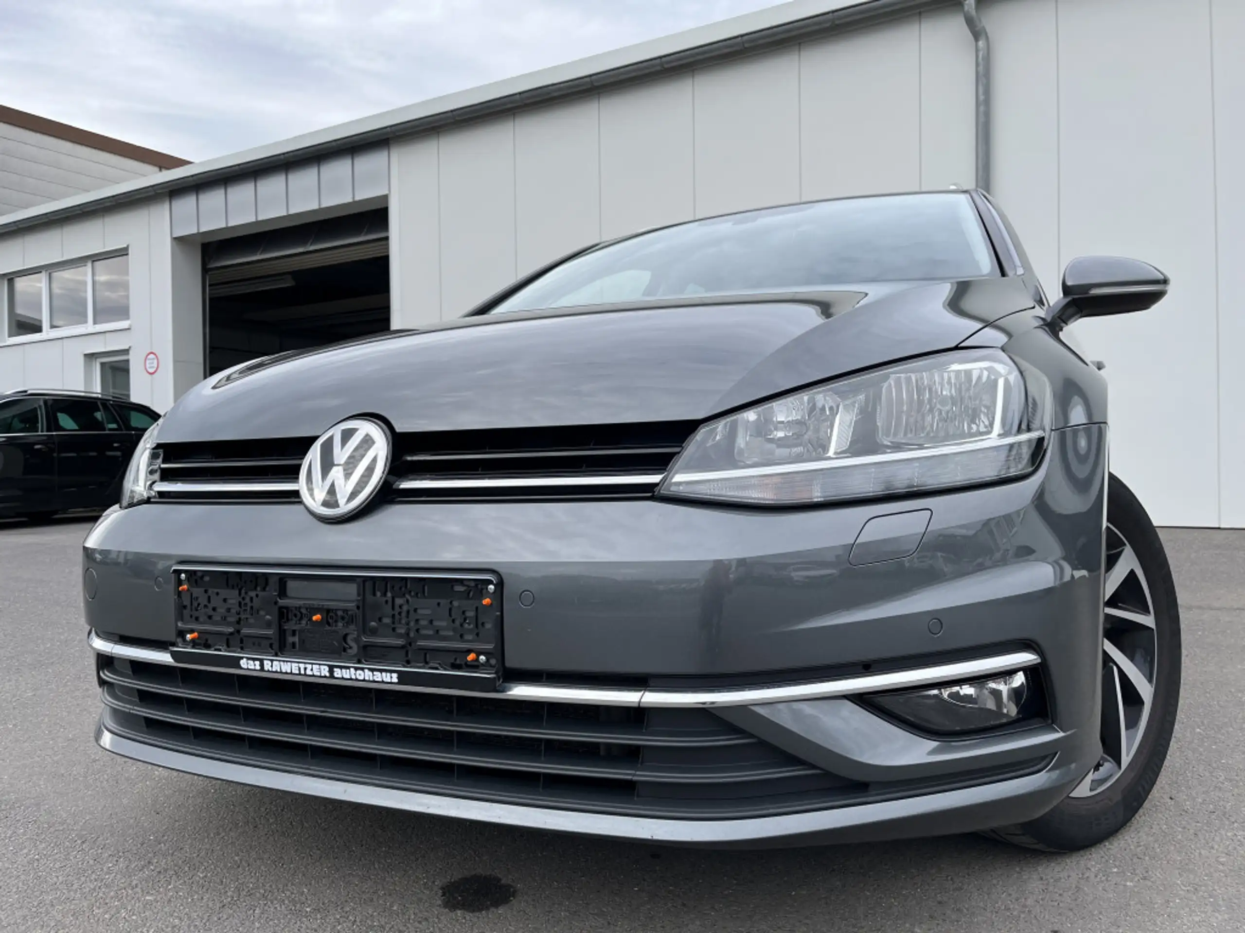 Volkswagen - Golf