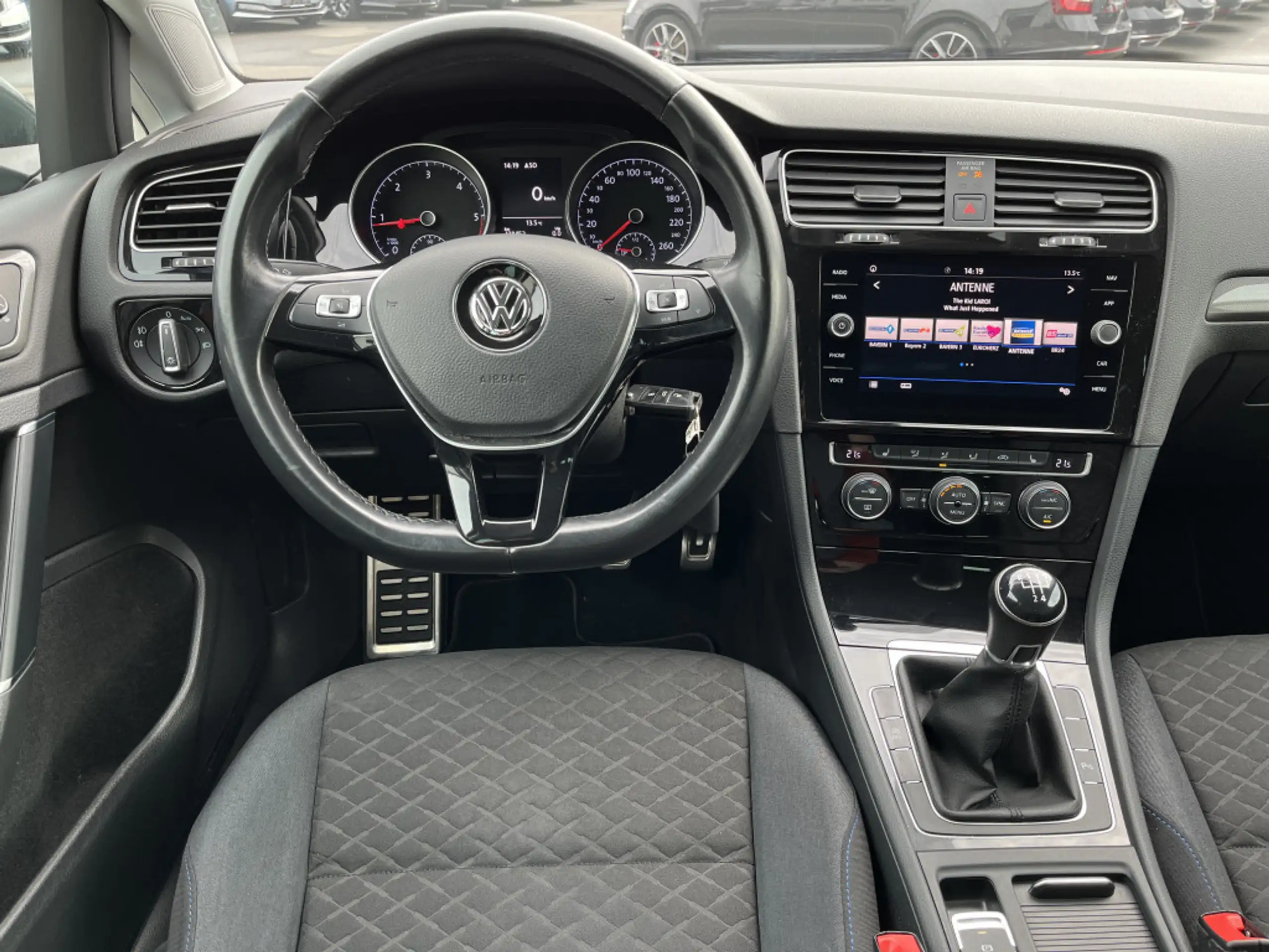 Volkswagen - Golf