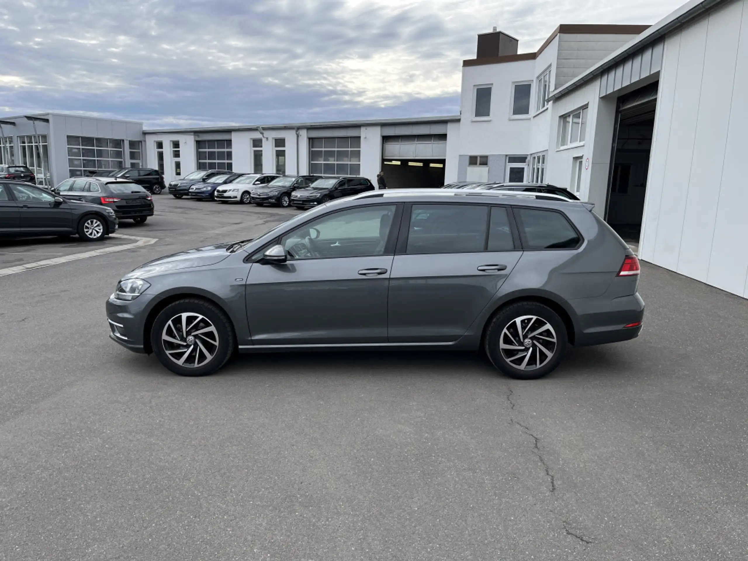 Volkswagen - Golf