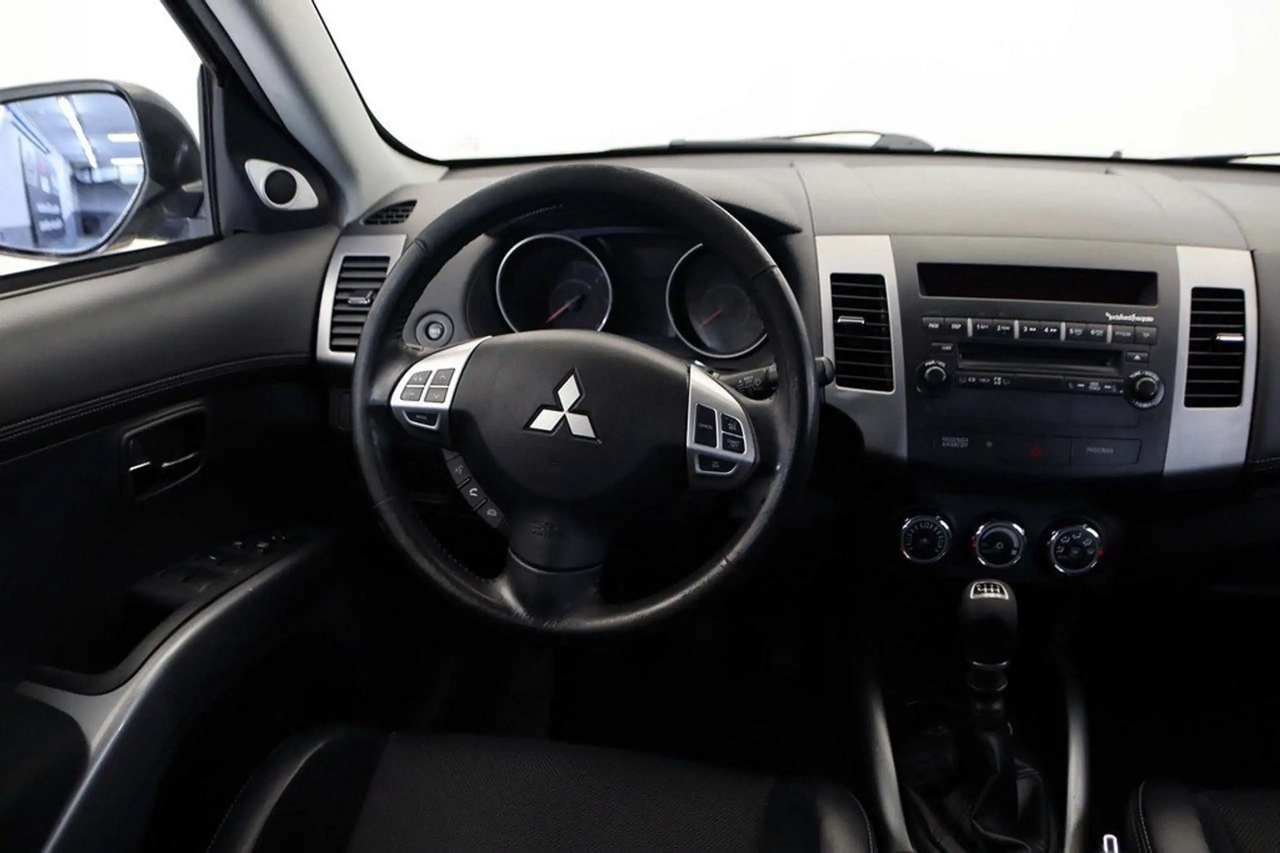 Mitsubishi - Outlander