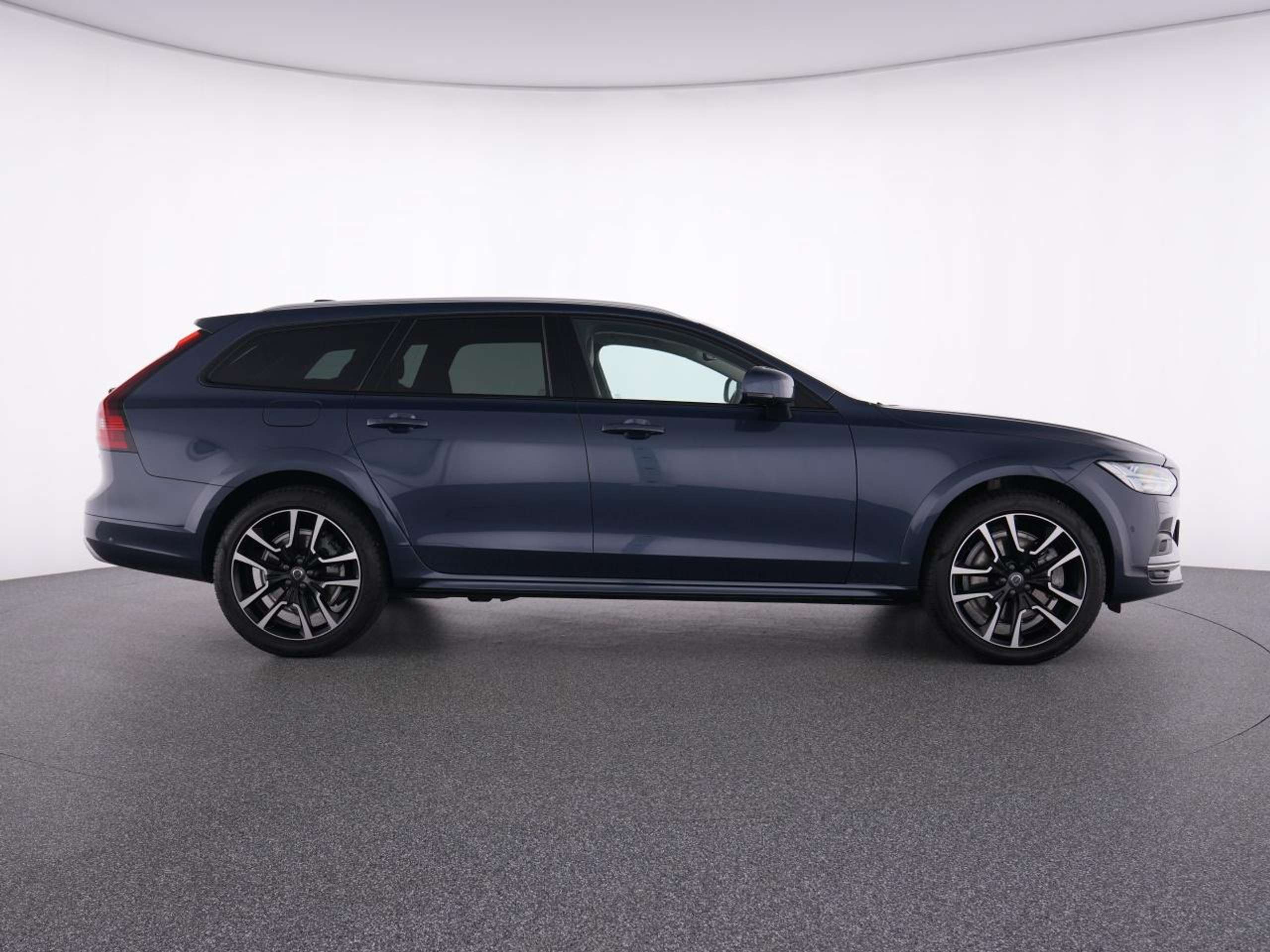 Volvo - V90 Cross Country