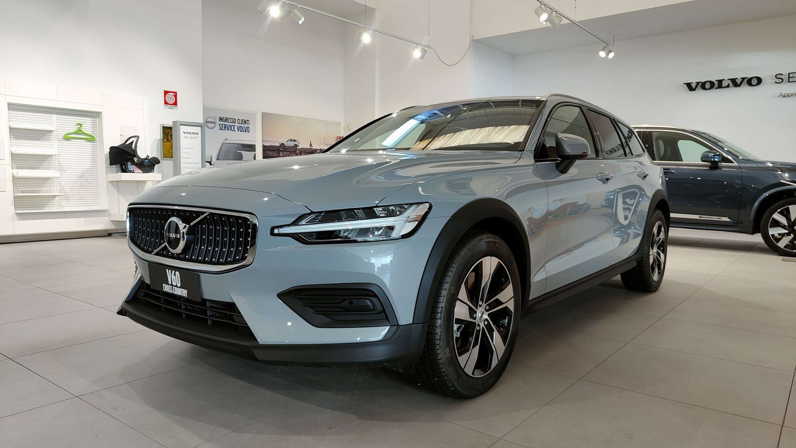 Volvo V60 Cross Country 2023