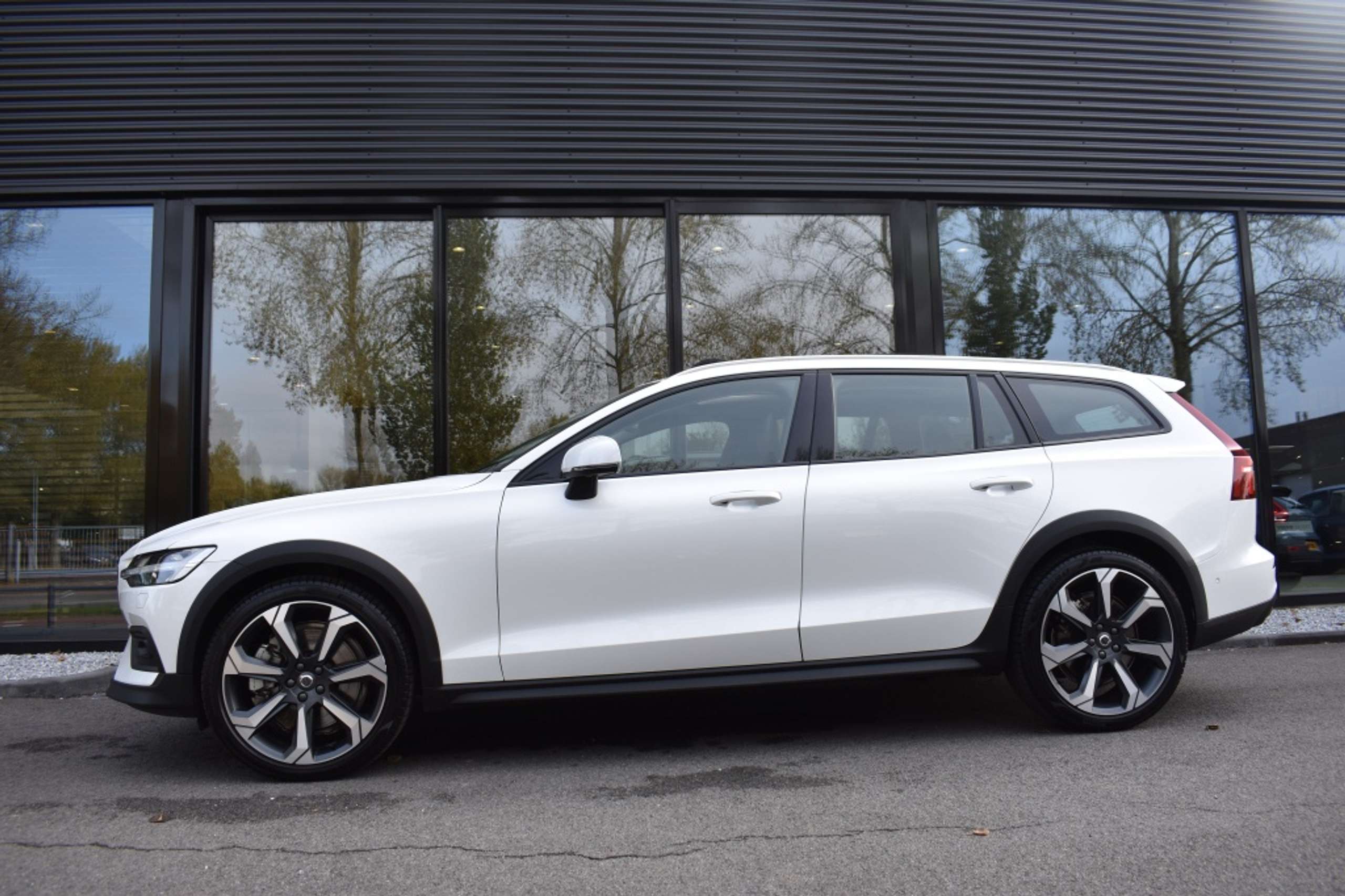 Volvo - V60 Cross Country